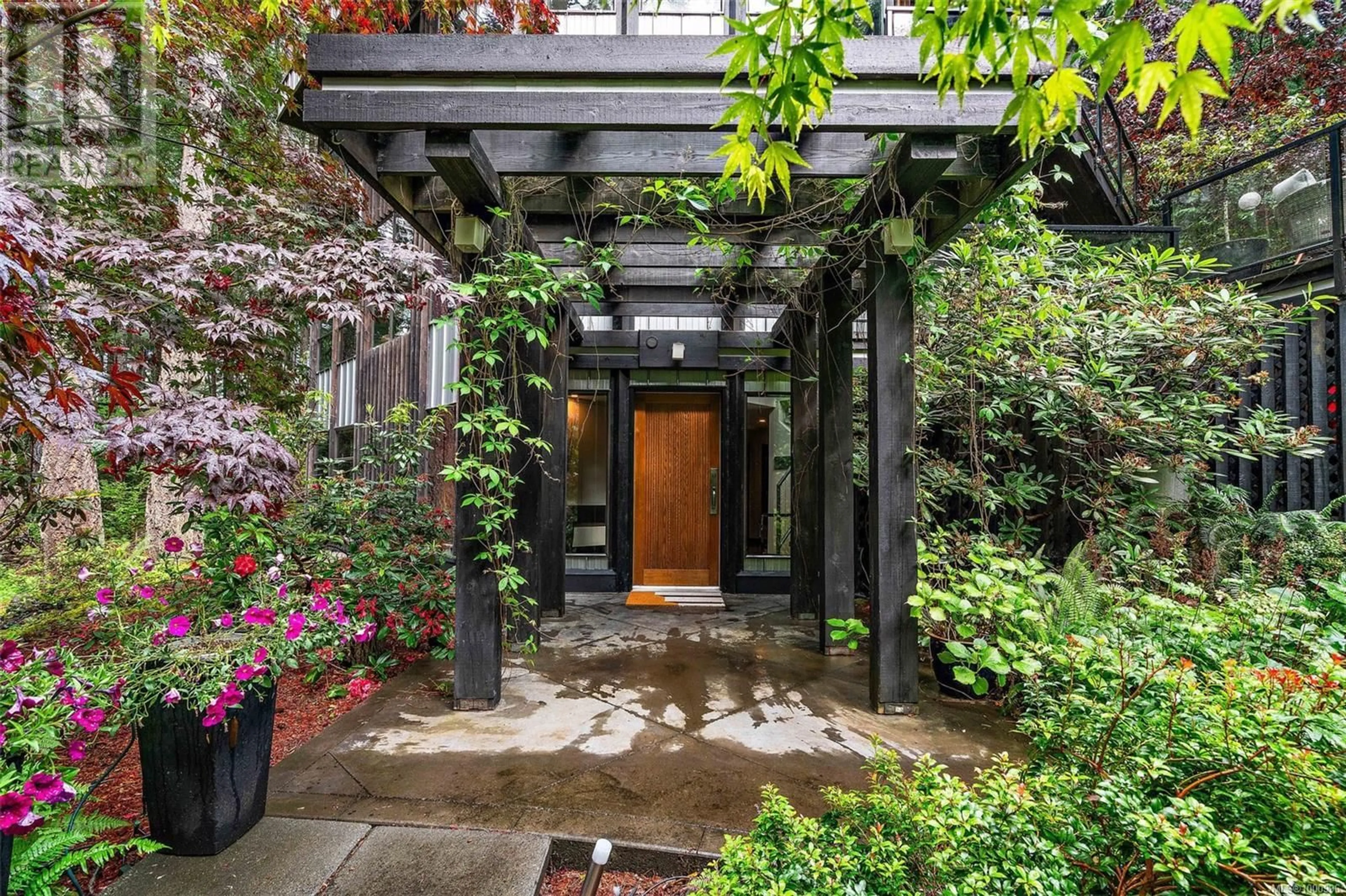 Indoor entryway for 1457 HOWCREST ROAD, North Saanich British Columbia V8L5K1