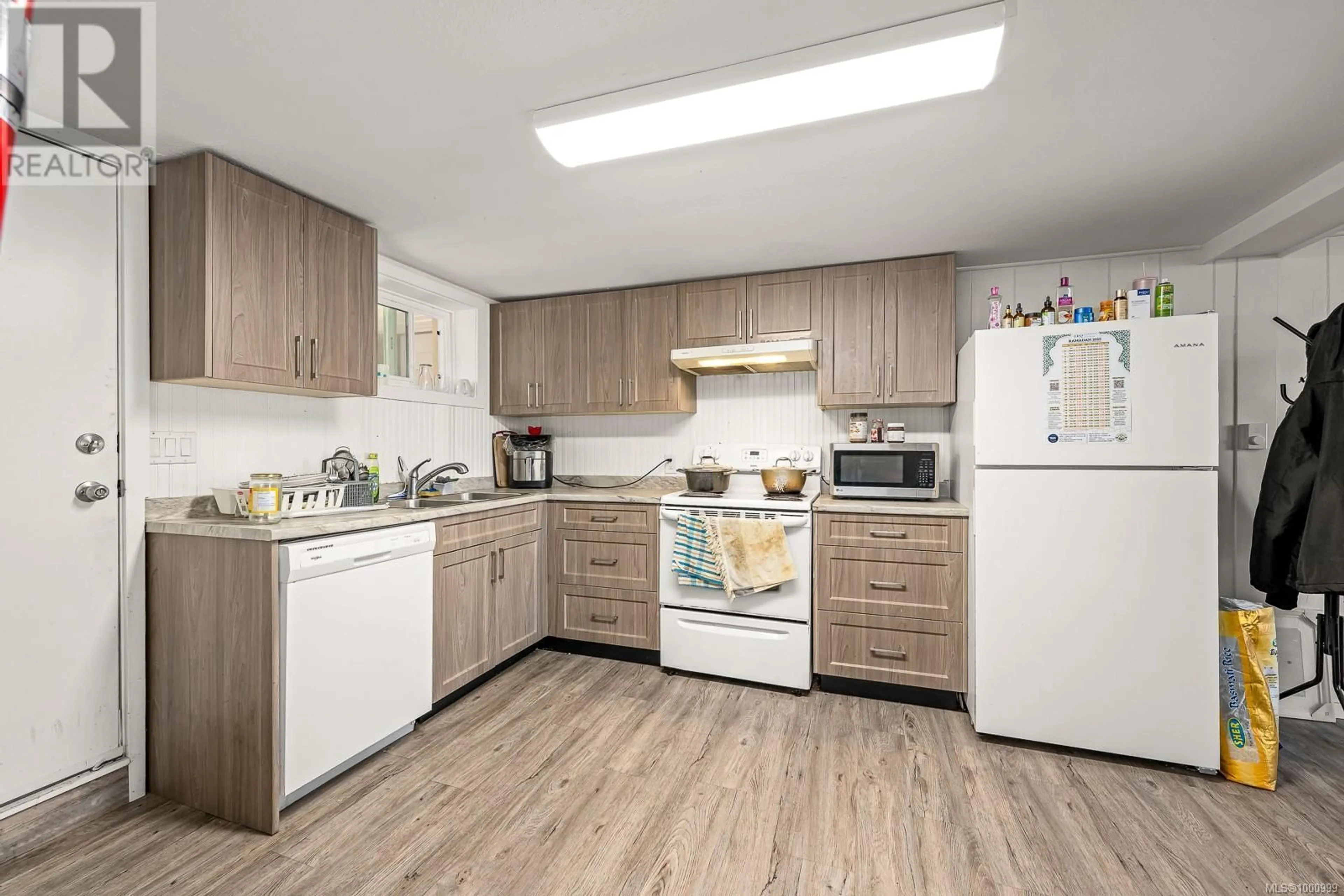 Standard kitchen, wood/laminate floor for 1783 ENGLAND AVENUE, Courtenay British Columbia V9N2P3