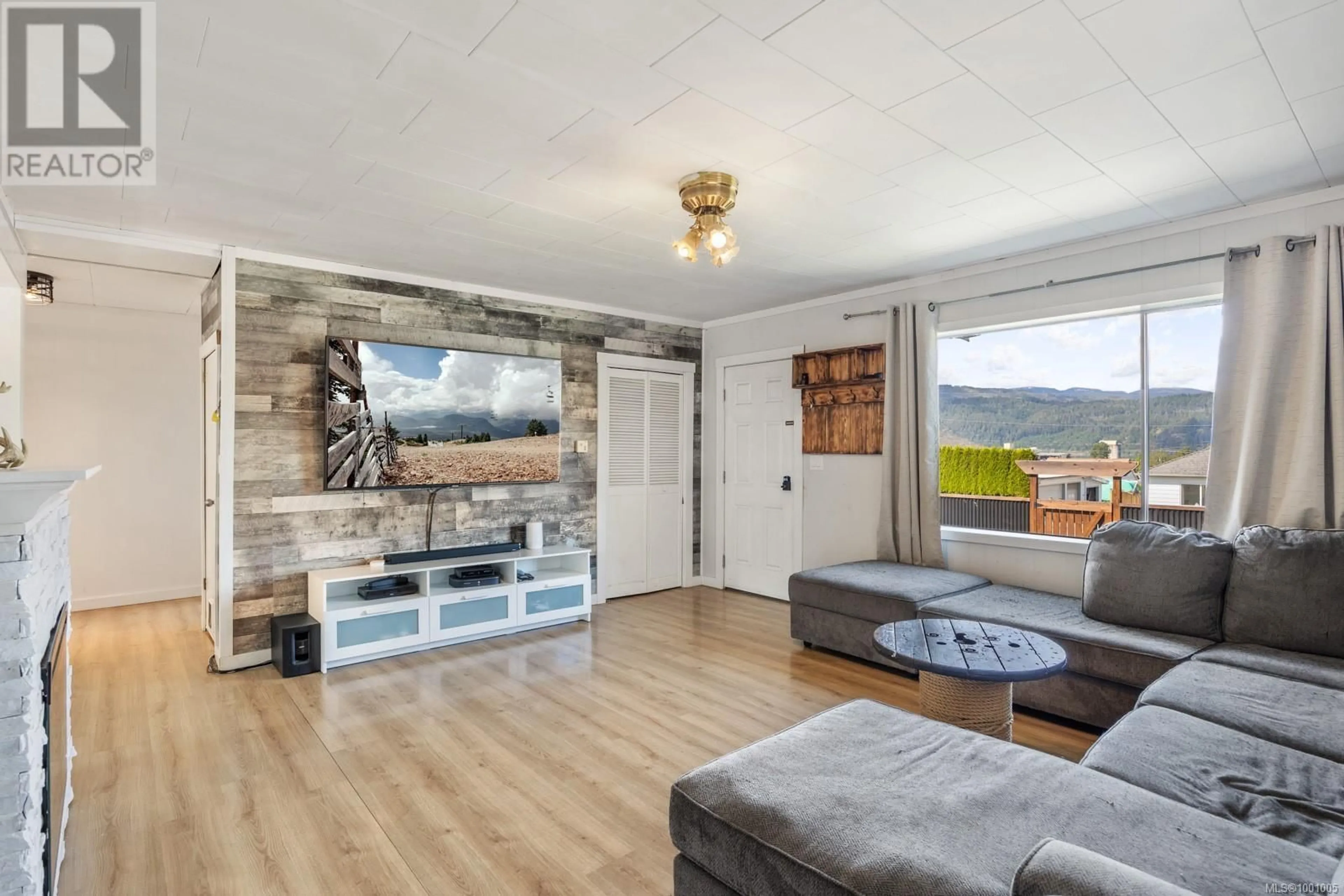 Living room with furniture, wood/laminate floor for 3673 7TH AVENUE, Port Alberni British Columbia V9Y4N6