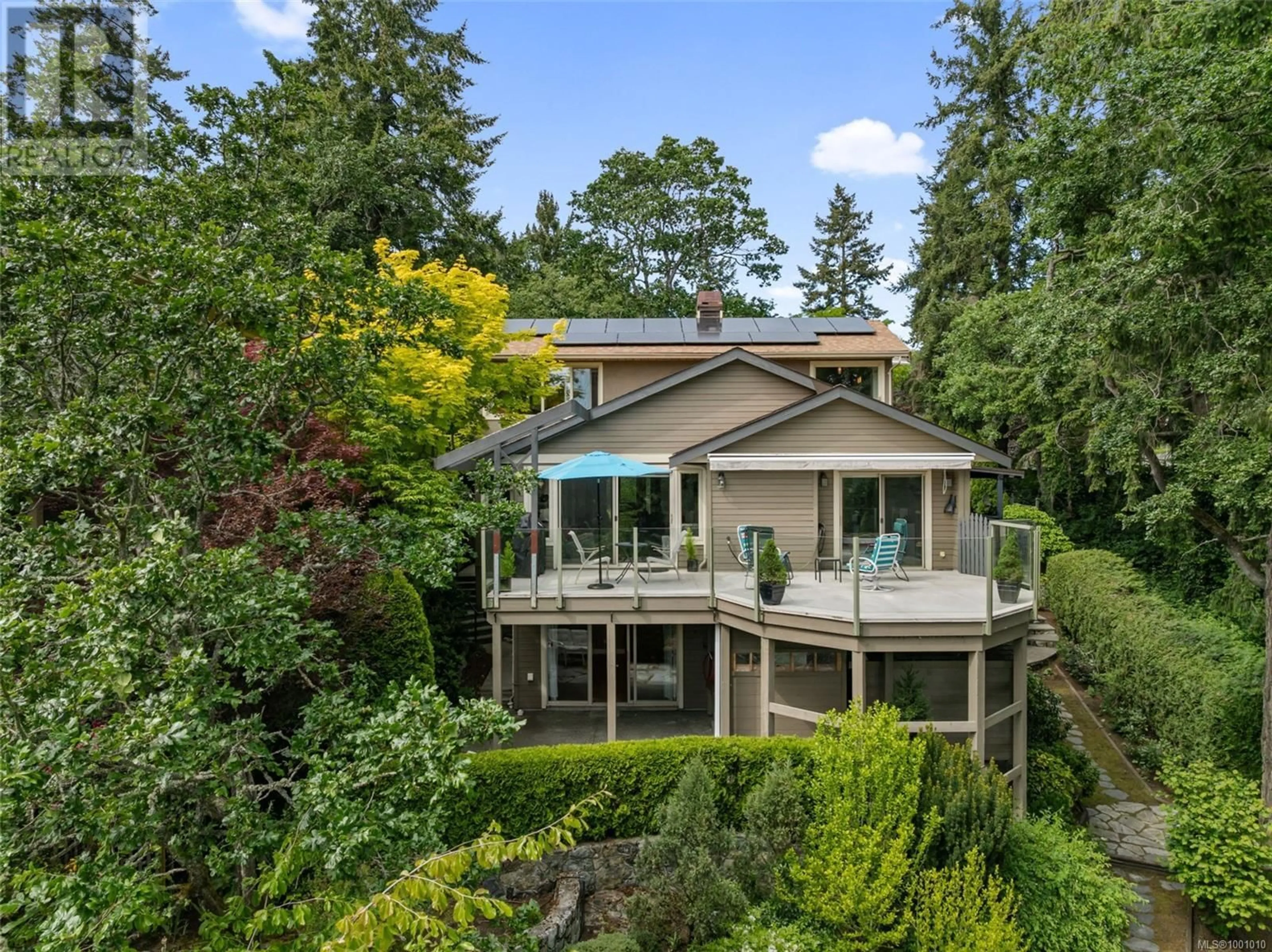 A pic from outside/outdoor area/front of a property/back of a property/a pic from drone, unknown for 891 ROYAL OAK DRIVE, Saanich British Columbia V8X5H5