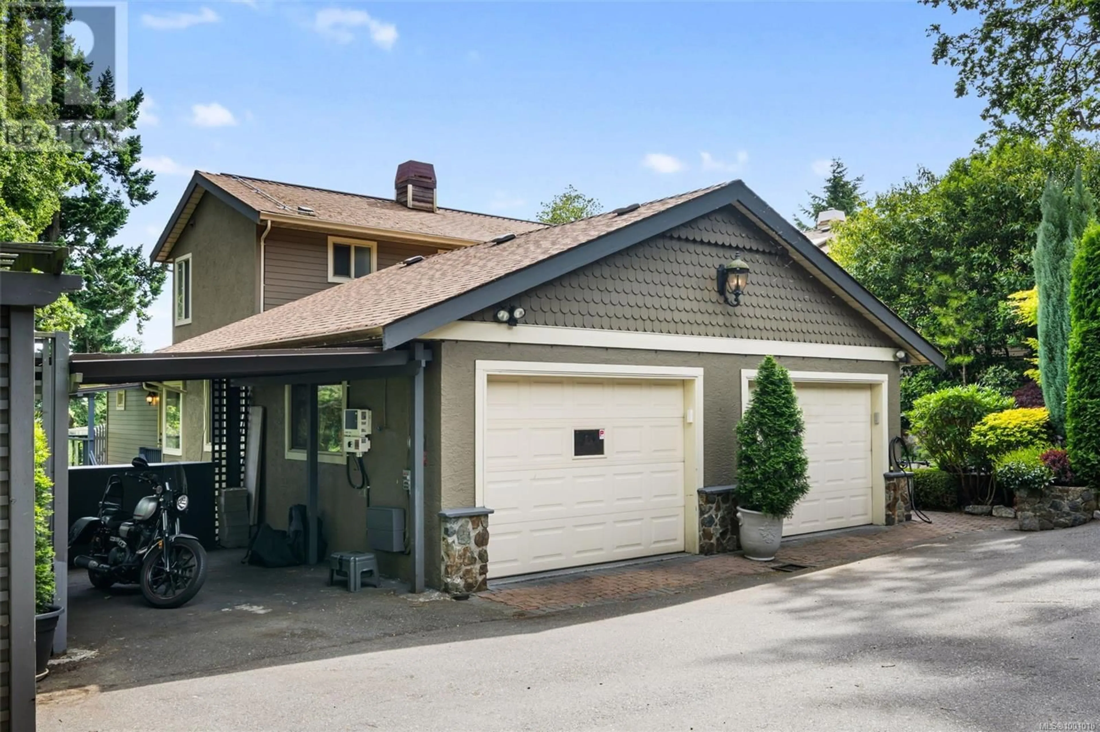 Home with vinyl exterior material, street for 891 ROYAL OAK DRIVE, Saanich British Columbia V8X5H5