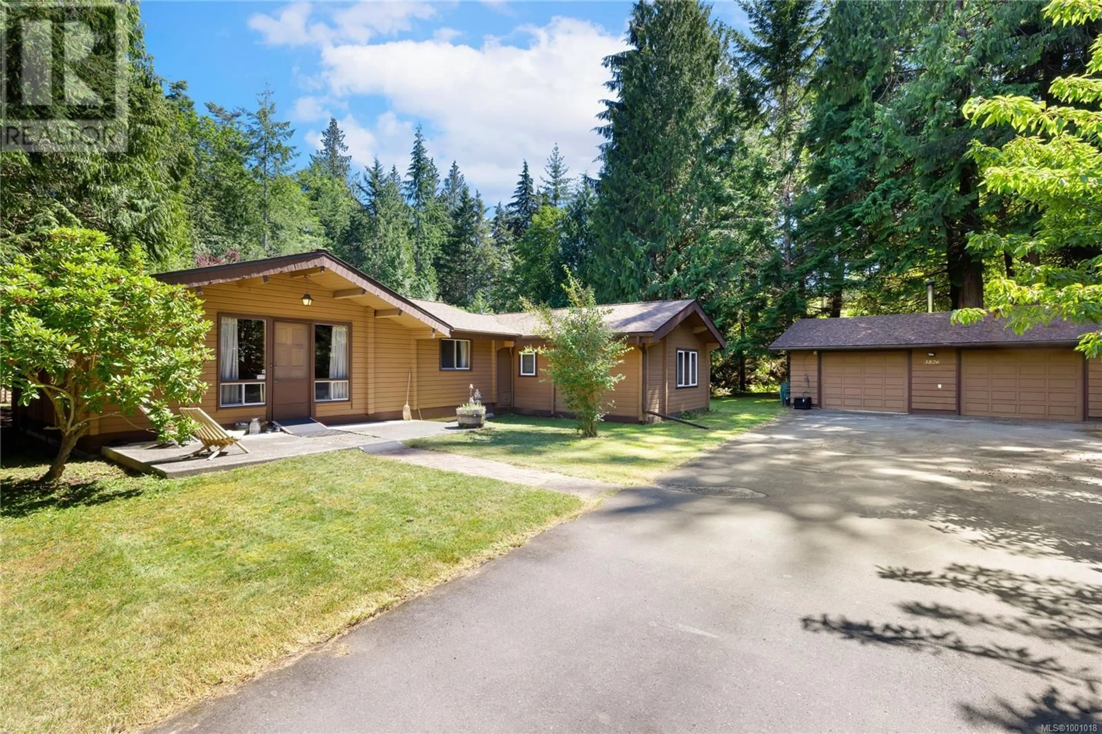 A pic from outside/outdoor area/front of a property/back of a property/a pic from drone, street for 3826 CHARLTON DRIVE, Qualicum Beach British Columbia V9K1Z3