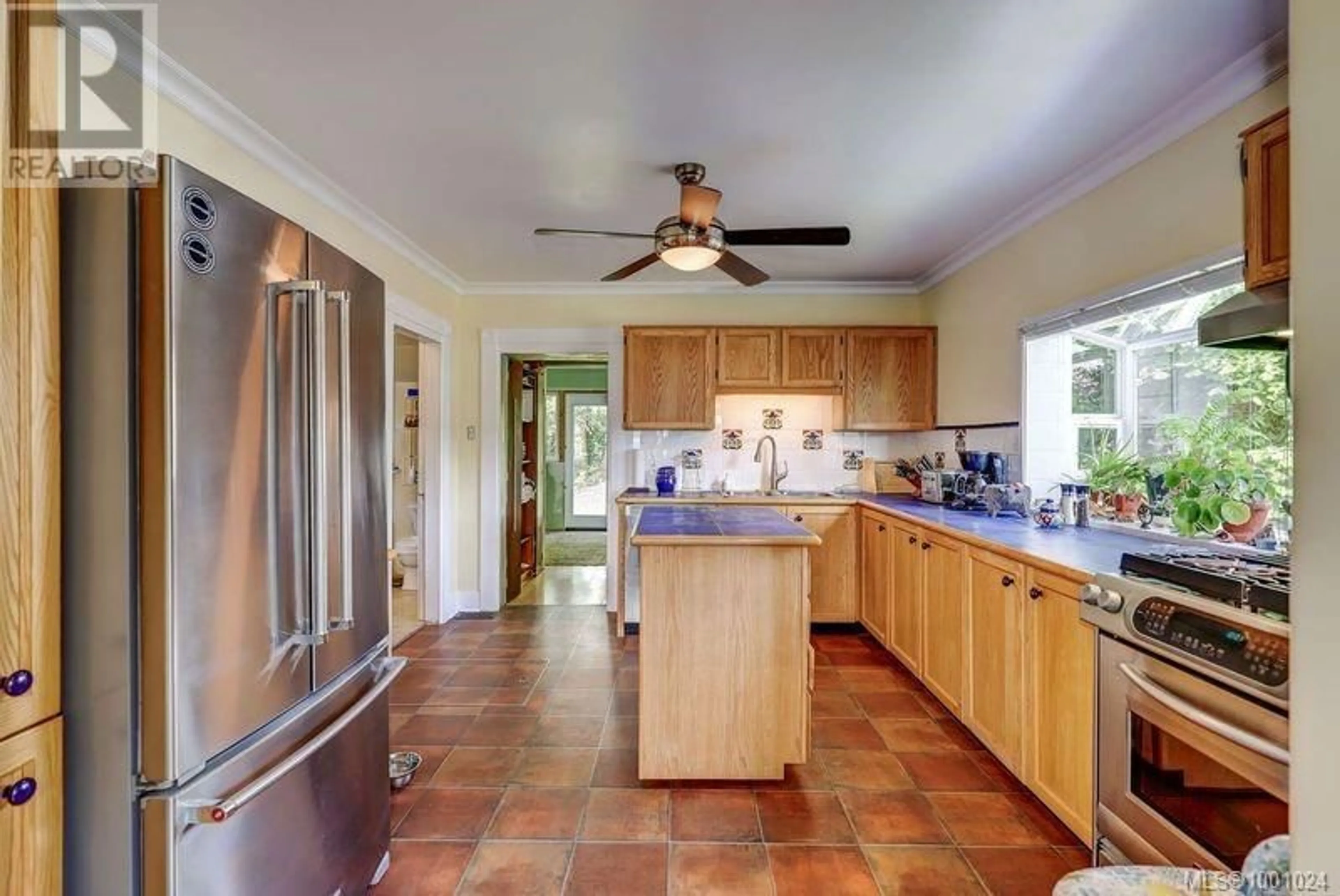 Open concept kitchen, ceramic/tile floor for 638 VICTORIA ROAD, Nanaimo British Columbia V9R4R5