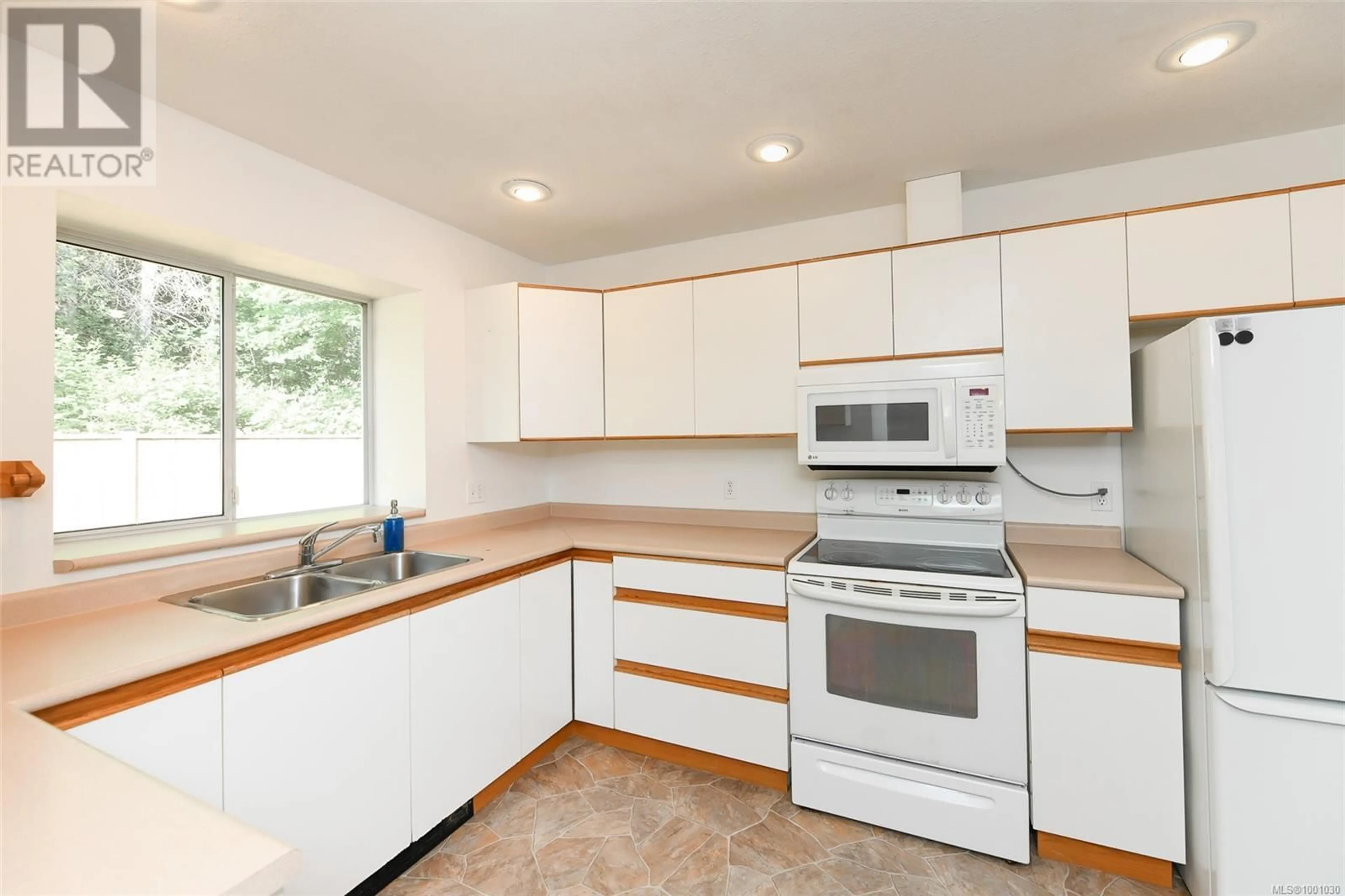 Standard kitchen, unknown for 1759 HOBSON AVENUE, Courtenay British Columbia V9N8S3