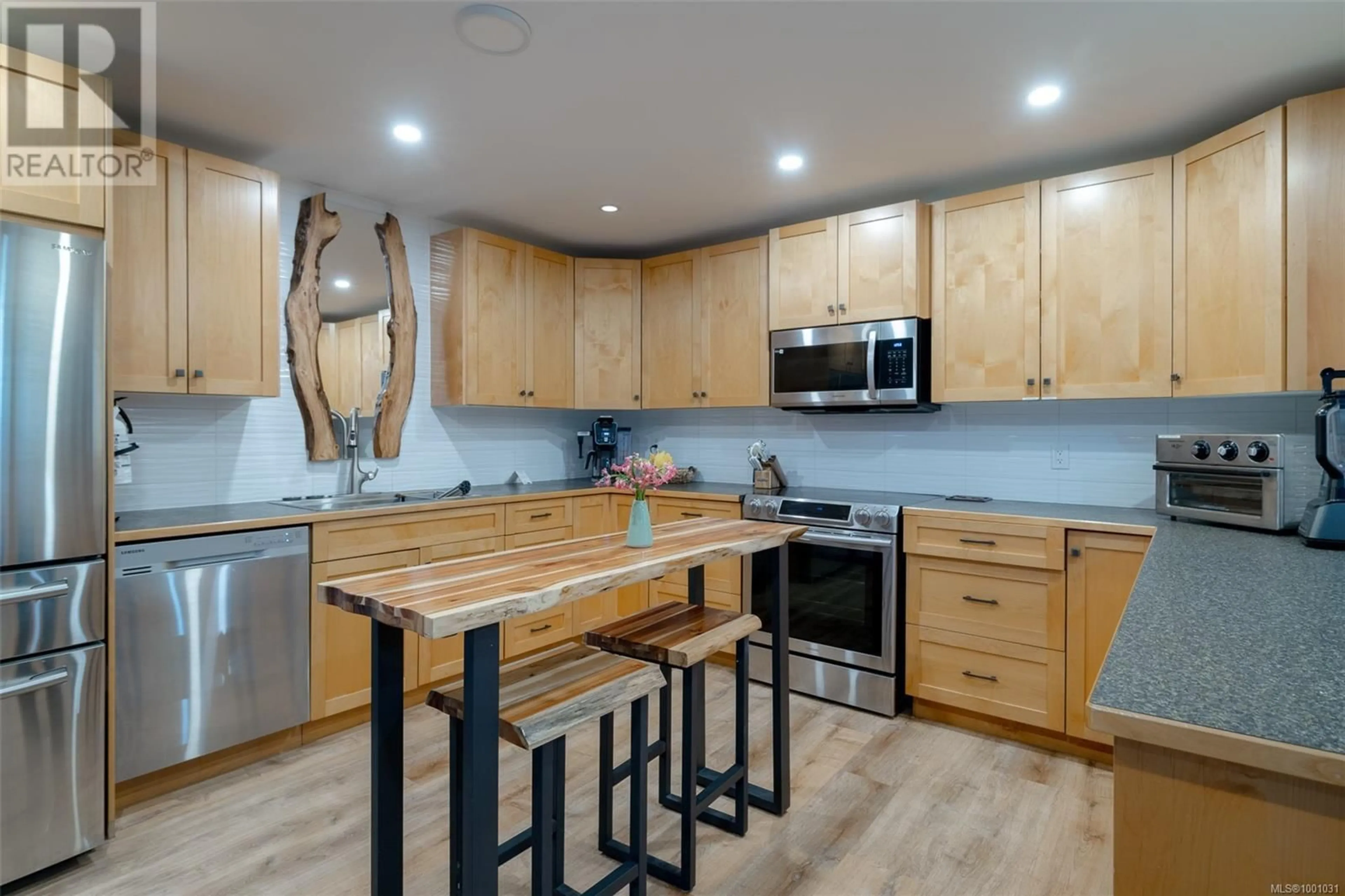 Open concept kitchen, wood/laminate floor for 1025 MAPLE LANE DRIVE, Parksville British Columbia V9P1T3