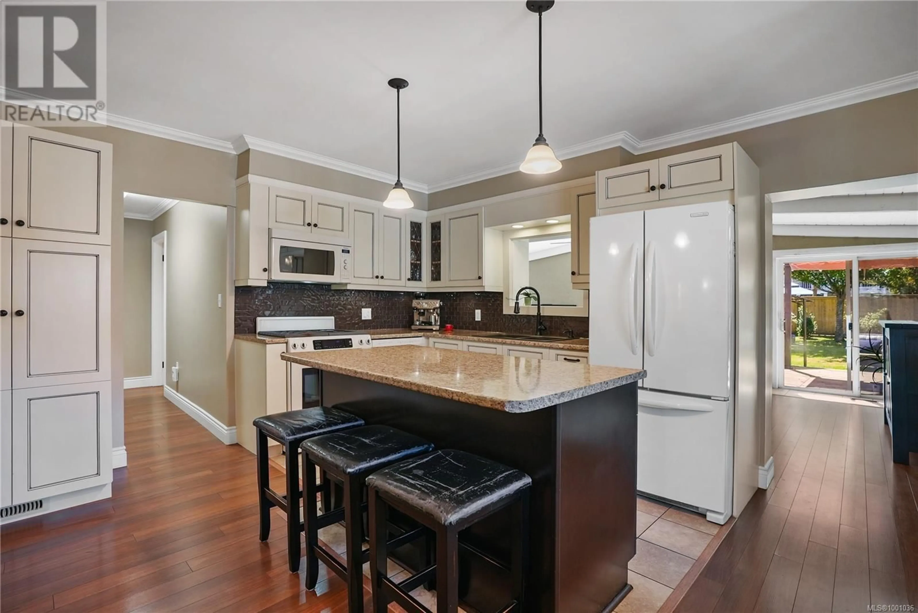 Open concept kitchen, ceramic/tile floor for 475 WALTER AVENUE, Saanich British Columbia V9A2E6