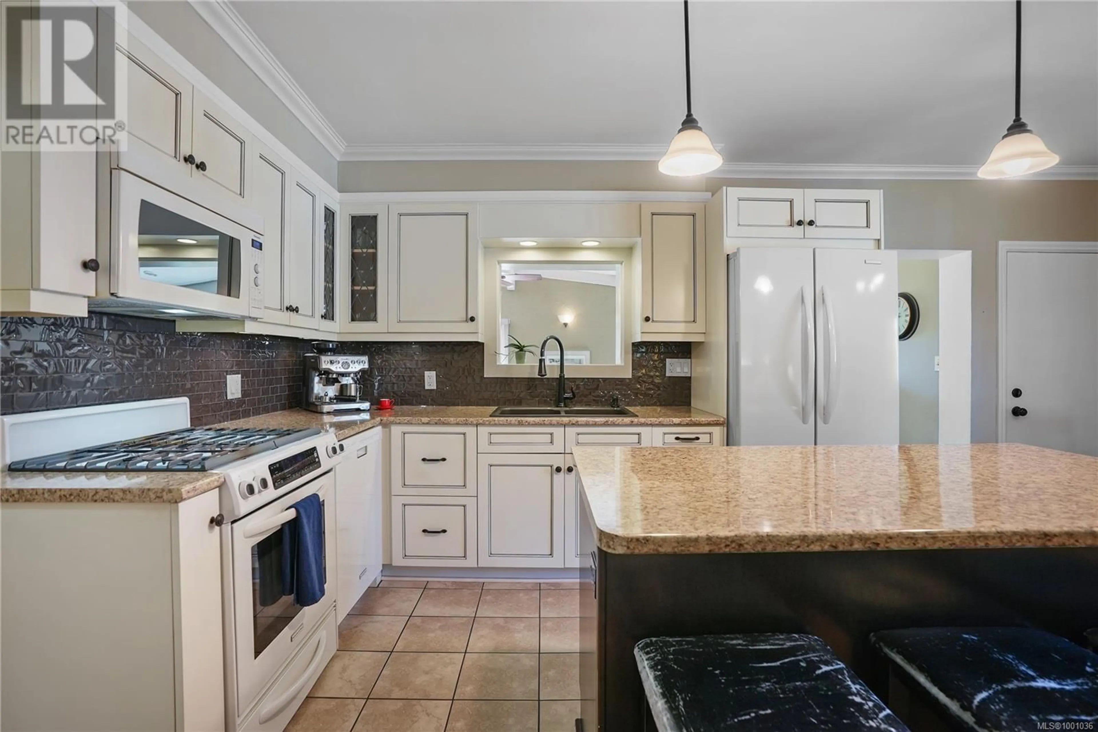 Open concept kitchen, ceramic/tile floor for 475 WALTER AVENUE, Saanich British Columbia V9A2E6
