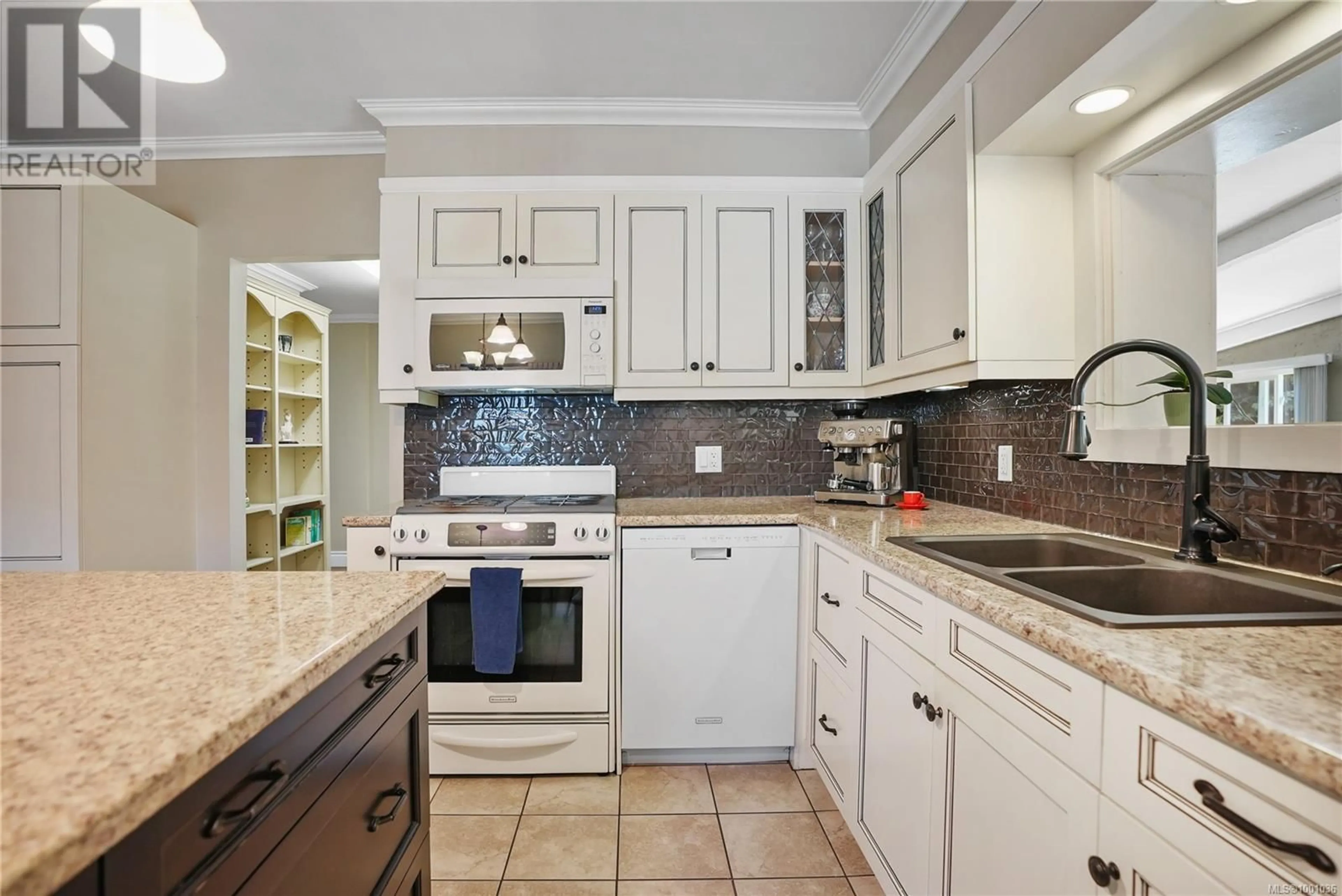 Unknown for 475 WALTER AVENUE, Saanich British Columbia V9A2E6