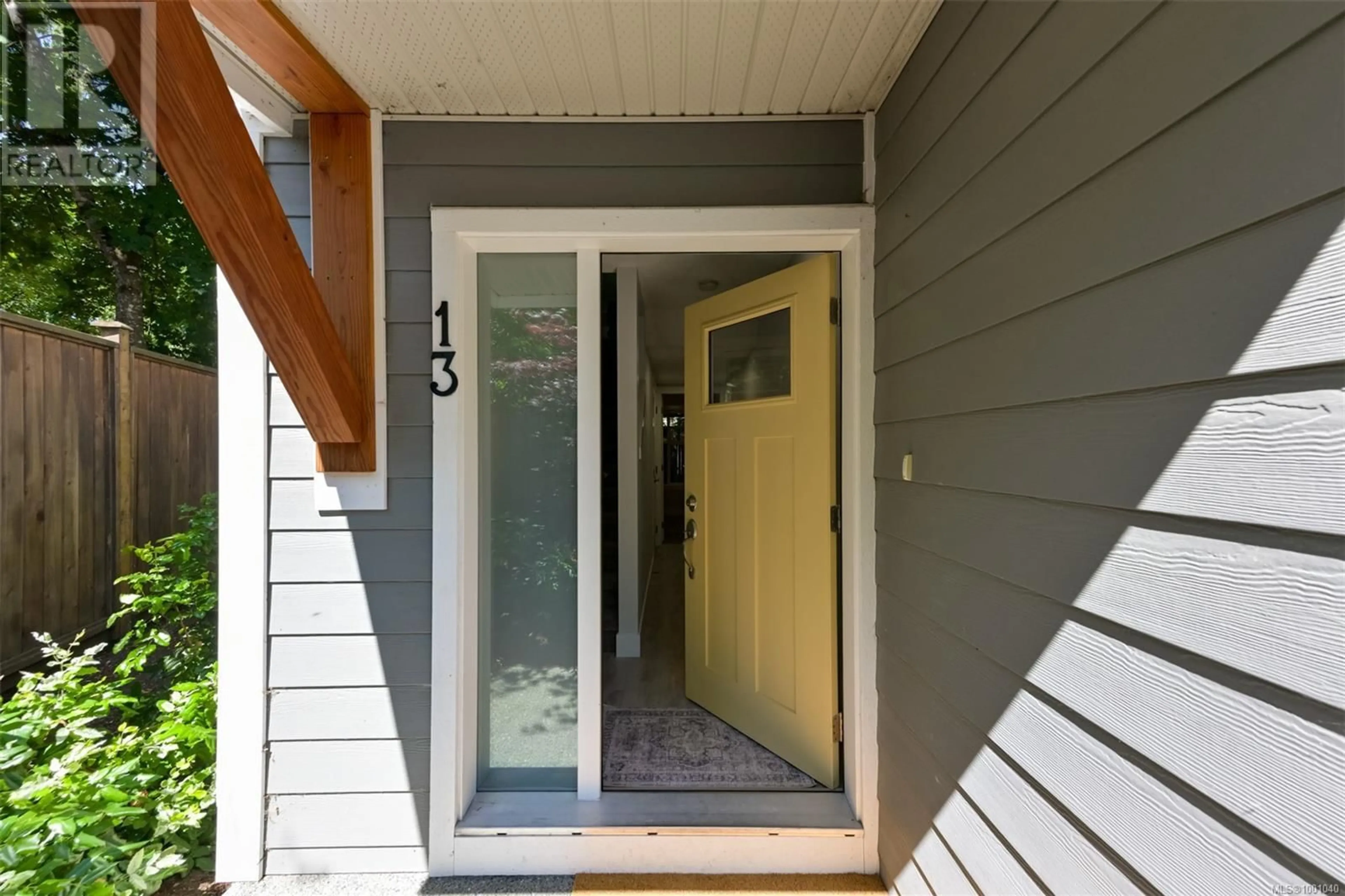Indoor entryway for 13 - 1027 COLLEGE STREET, Duncan British Columbia V9L2E8