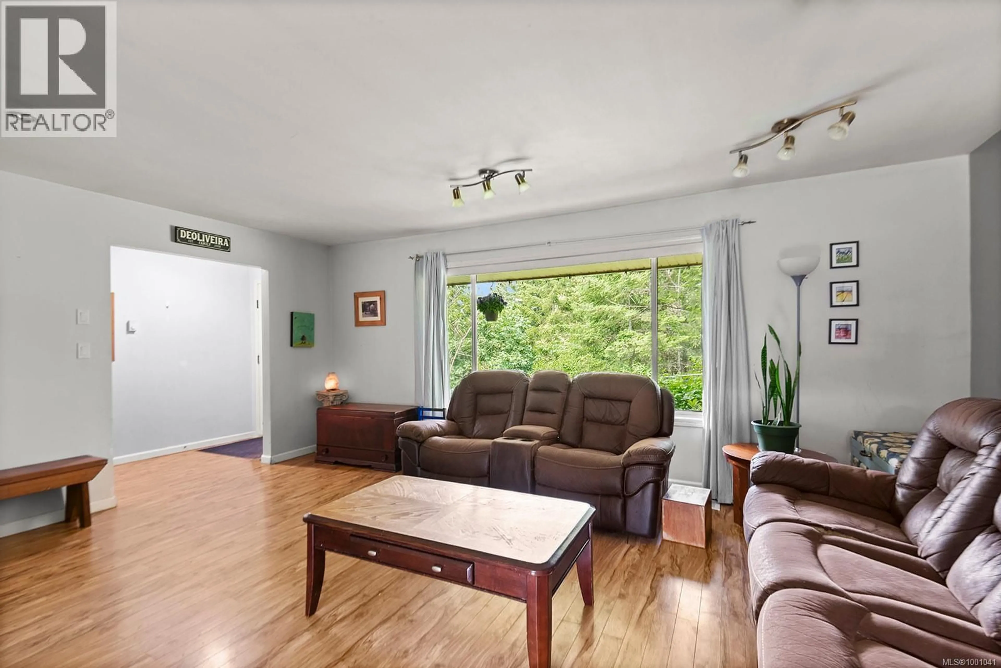 Living room with furniture, wood/laminate floor for 1300 MARGARET PLACE, Duncan British Columbia V9L5R7