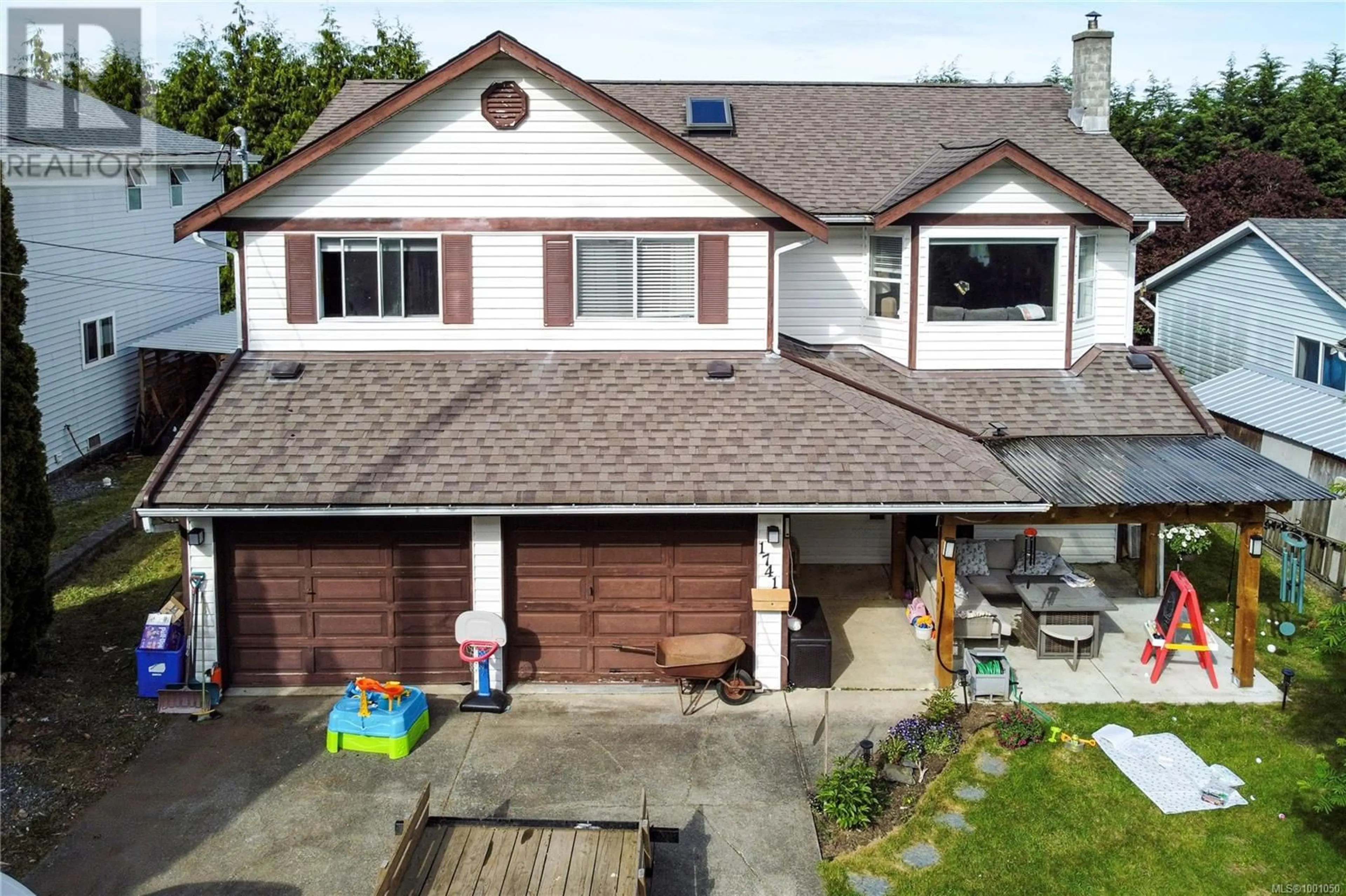 A pic from outside/outdoor area/front of a property/back of a property/a pic from drone, street for 1741 ASPEN WAY, Campbell River British Columbia V9W7C1