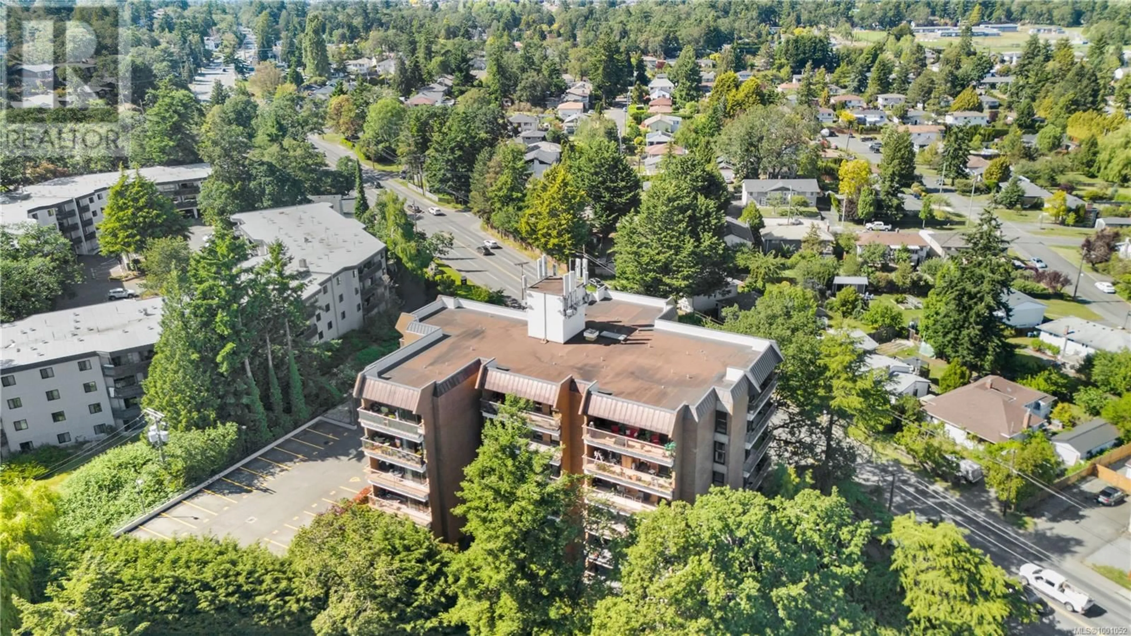 A pic from outside/outdoor area/front of a property/back of a property/a pic from drone, building for 602 - 4030 QUADRA STREET, Saanich British Columbia V8X1K2