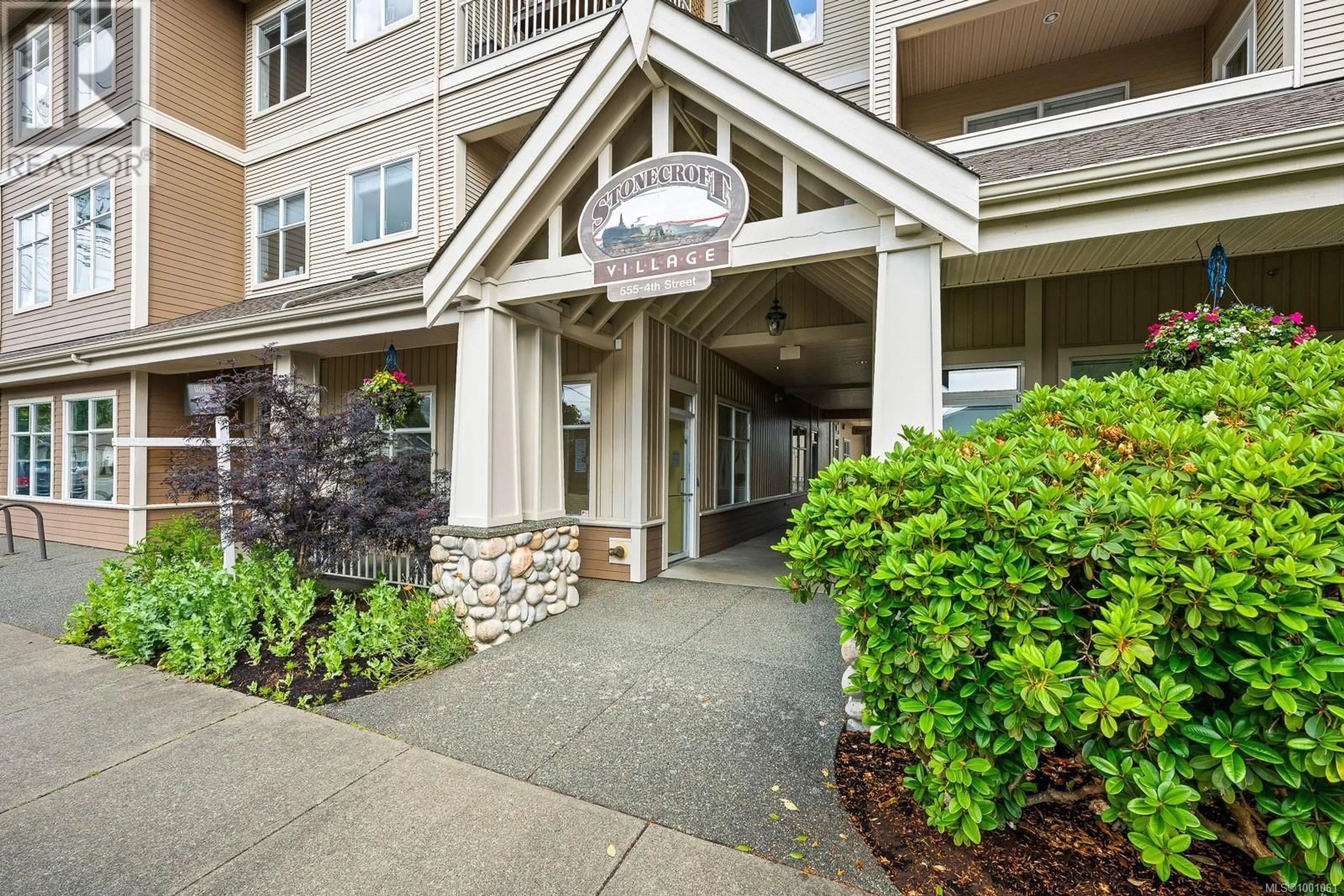 Indoor foyer for 303 - 555 4TH STREET, Courtenay British Columbia V9N1H3