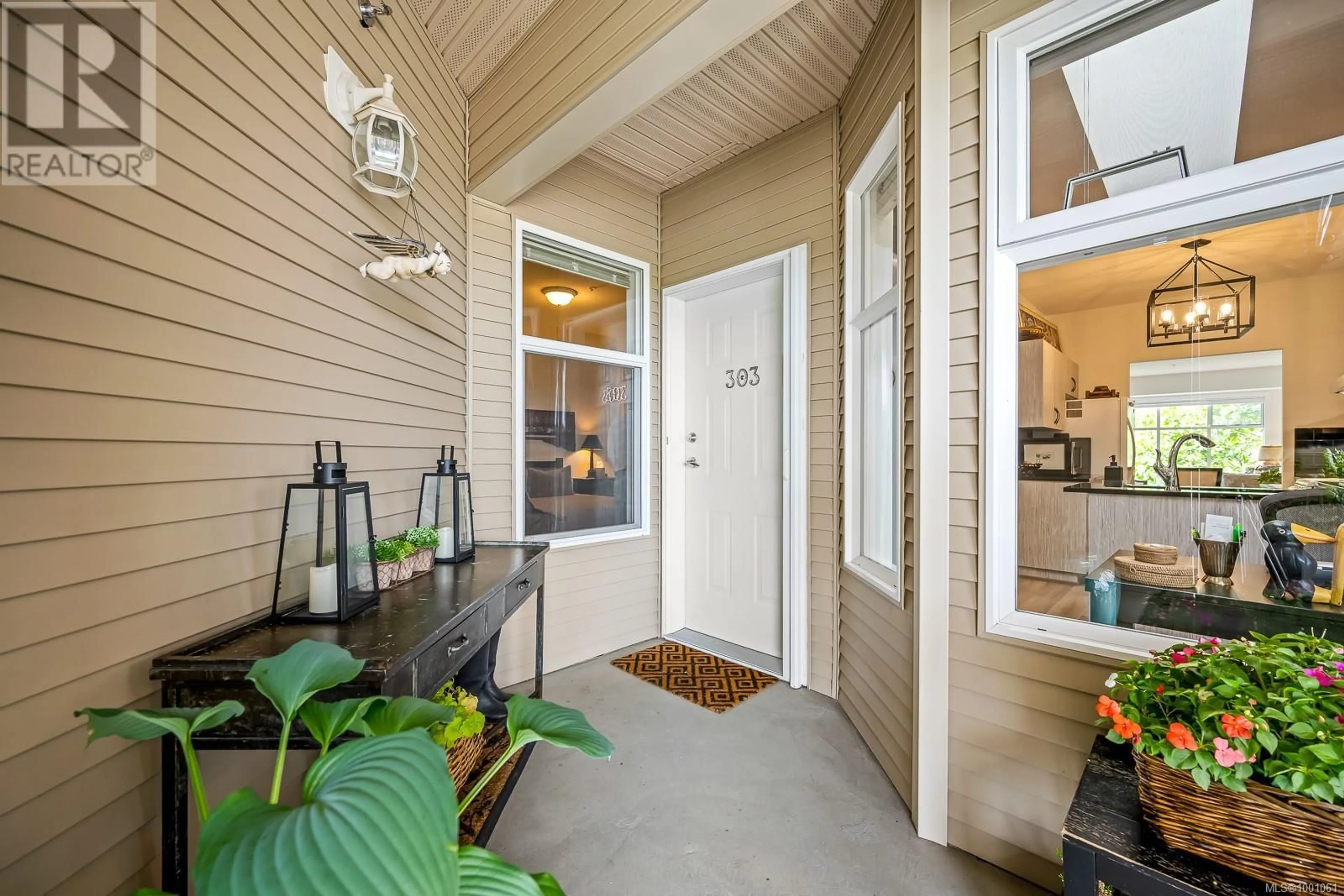 Indoor entryway for 303 - 555 4TH STREET, Courtenay British Columbia V9N1H3