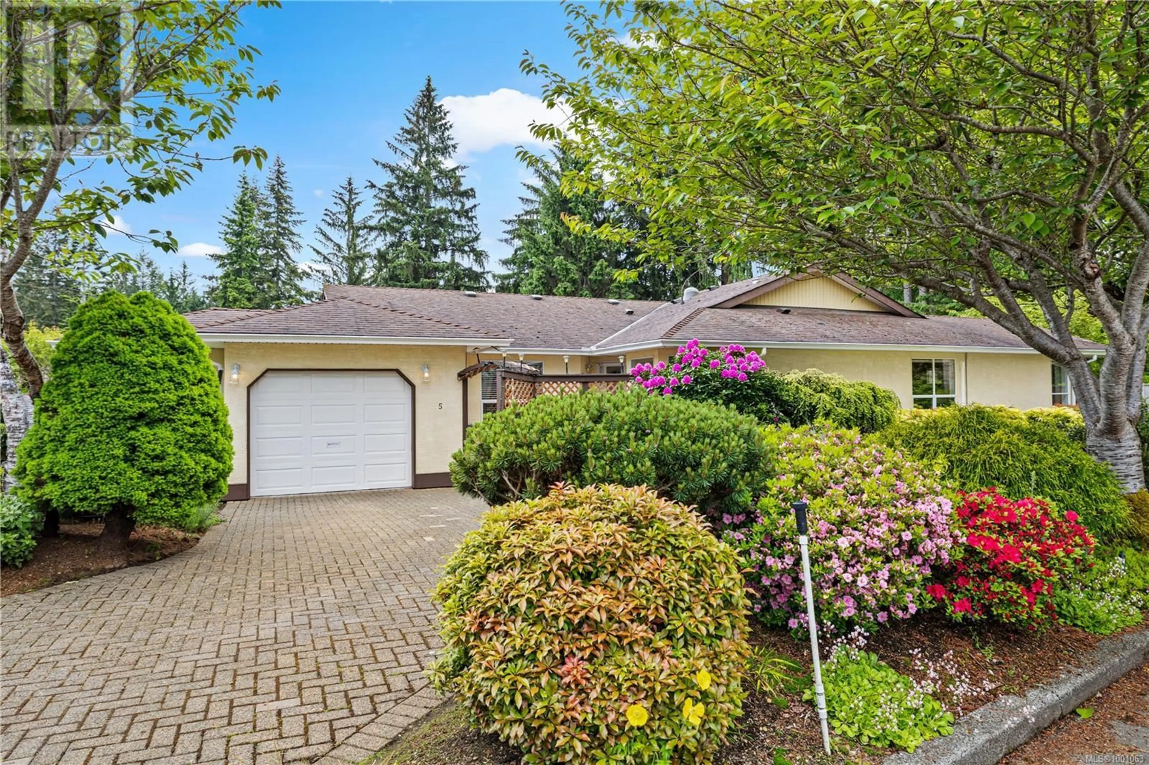 Home with vinyl exterior material, street for 5 - 605 ROCKLAND ROAD, Campbell River British Columbia V9W7X1