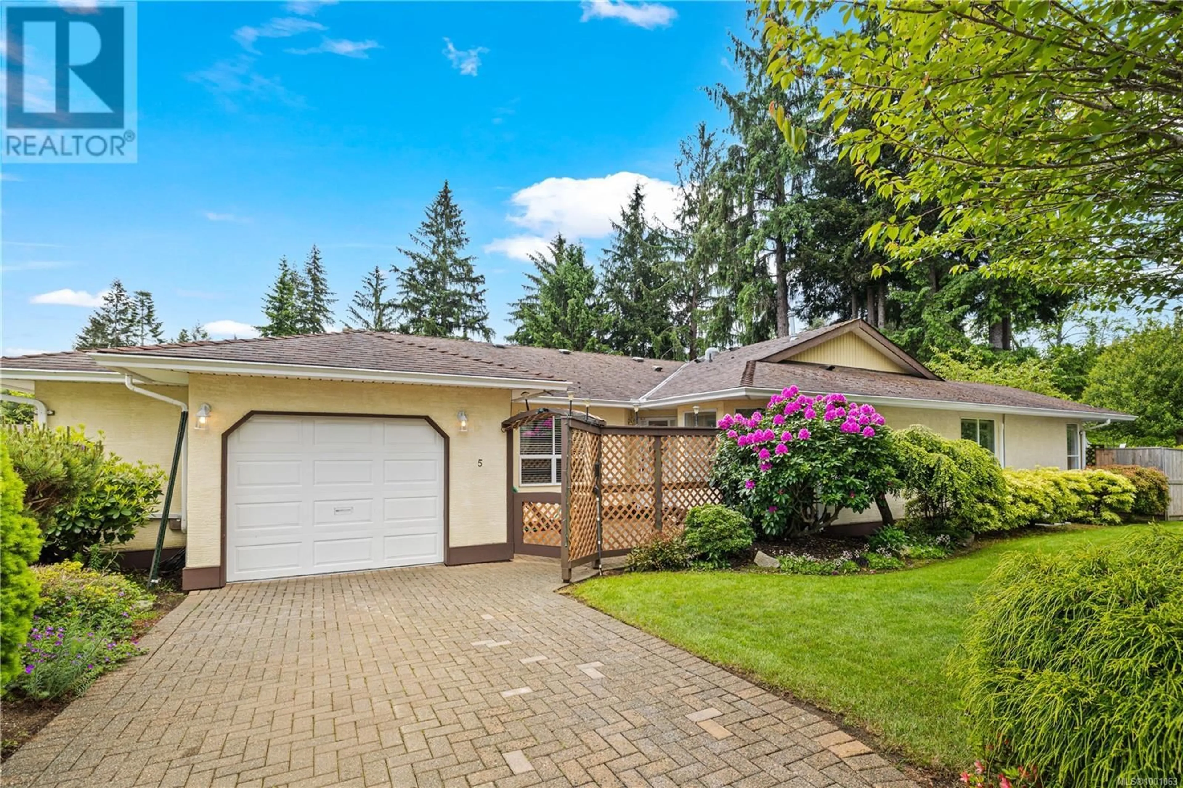 Home with vinyl exterior material, street for 5 - 605 ROCKLAND ROAD, Campbell River British Columbia V9W7X1