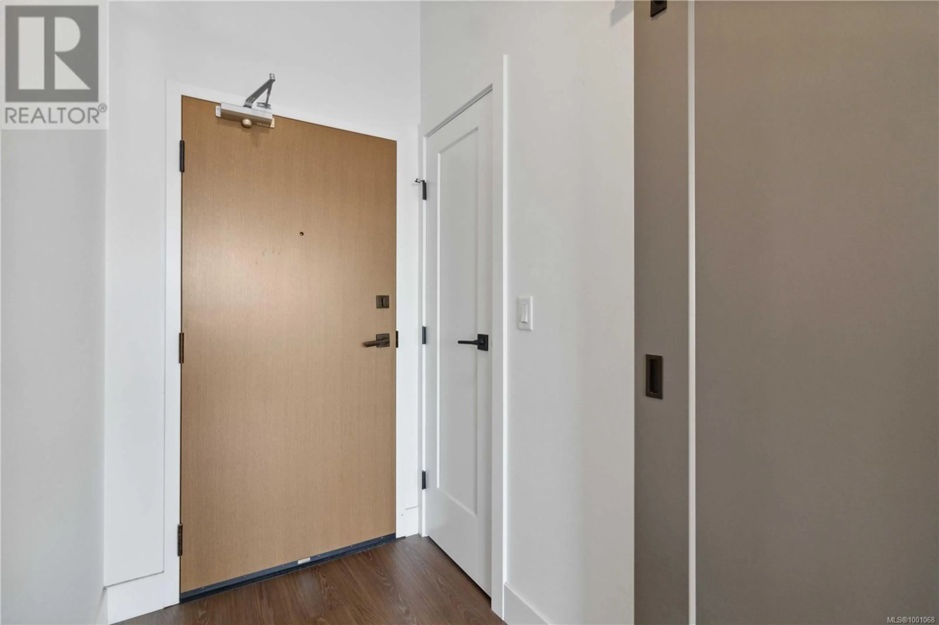 Indoor entryway for 520 - 515 CHATHAM STREET, Victoria British Columbia V8T0C8
