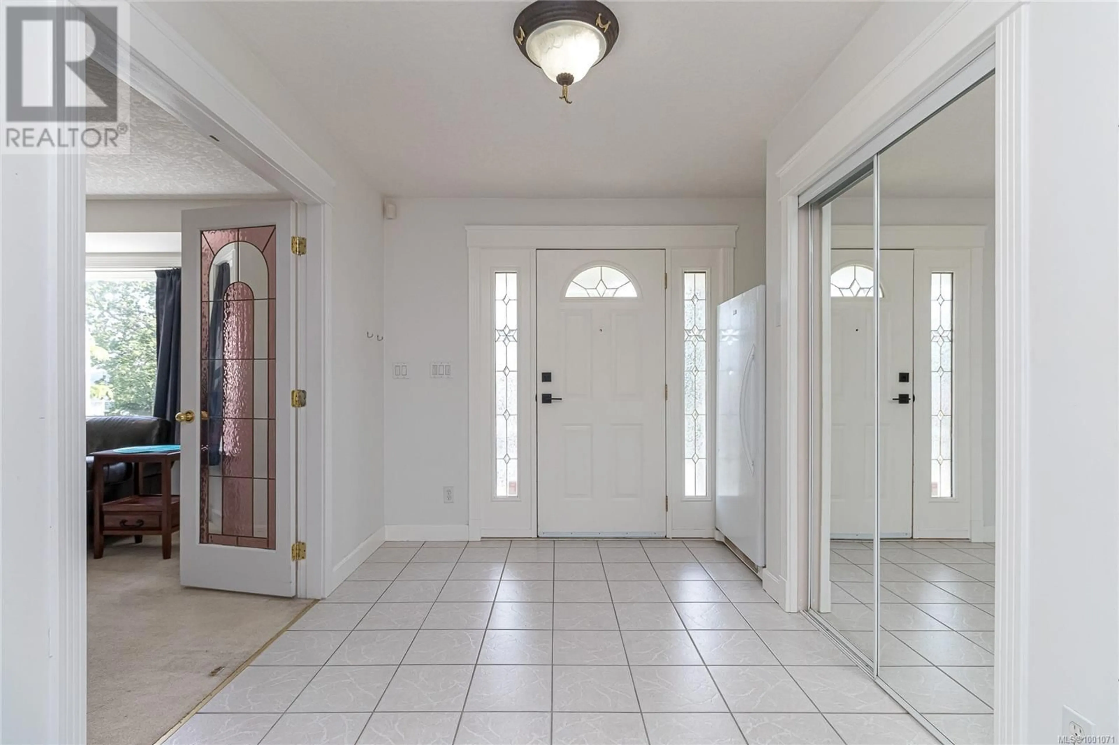 Indoor foyer for 1299 GERIC PLACE, Saanich British Columbia V8Z7L4