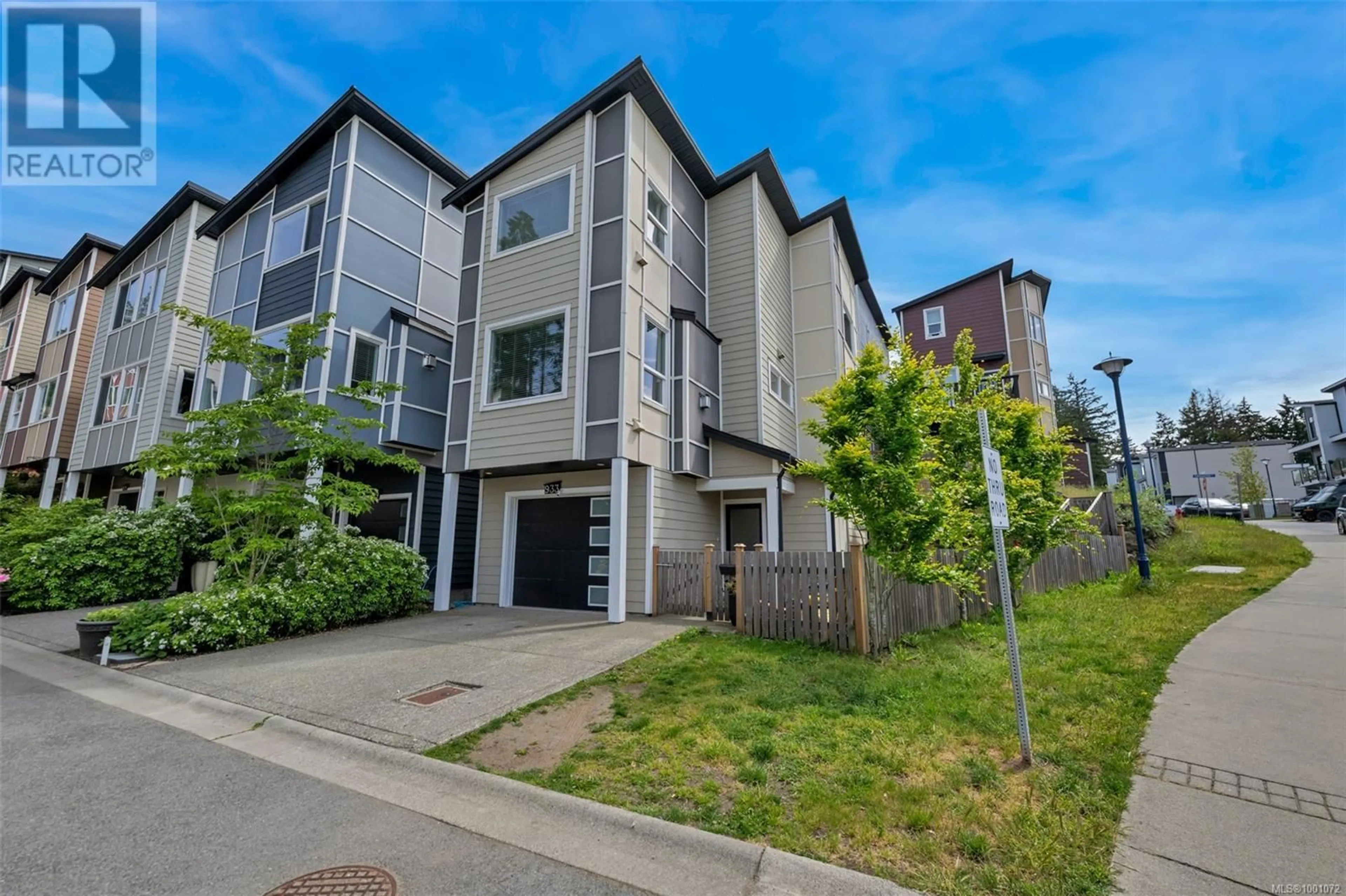 A pic from outside/outdoor area/front of a property/back of a property/a pic from drone, street for 933 SOLITAIRE LANDING, Langford British Columbia V9C0J9