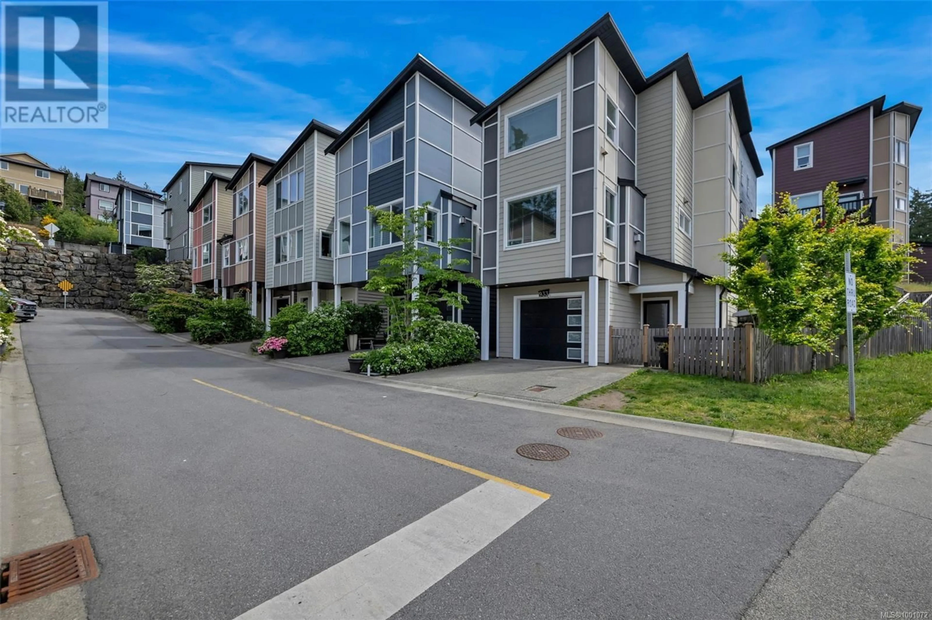 A pic from outside/outdoor area/front of a property/back of a property/a pic from drone, street for 933 SOLITAIRE LANDING, Langford British Columbia V9C0J9