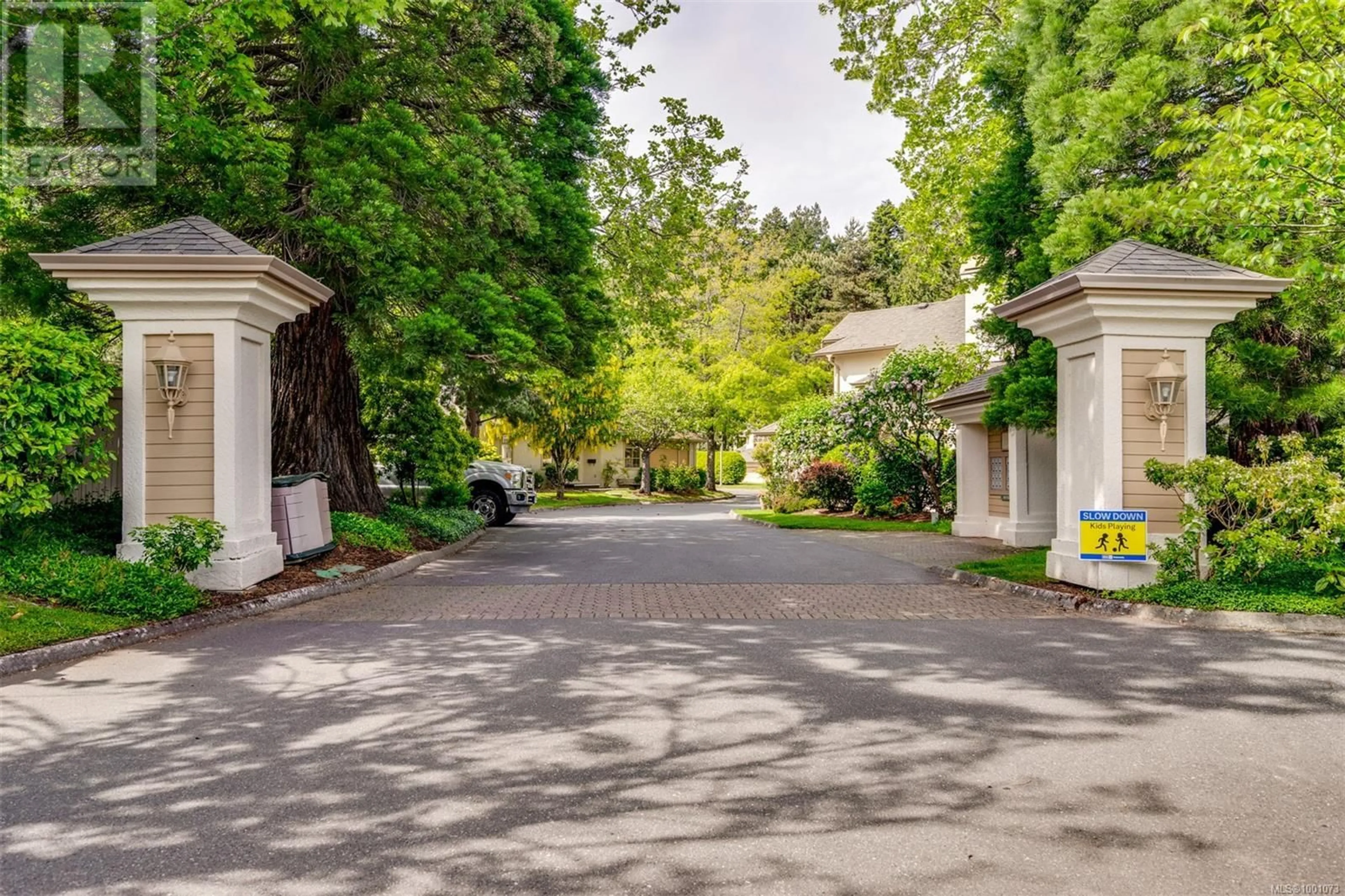 Patio, street for 102 - 510 MARSETT PLACE, Saanich British Columbia V8Z7J1