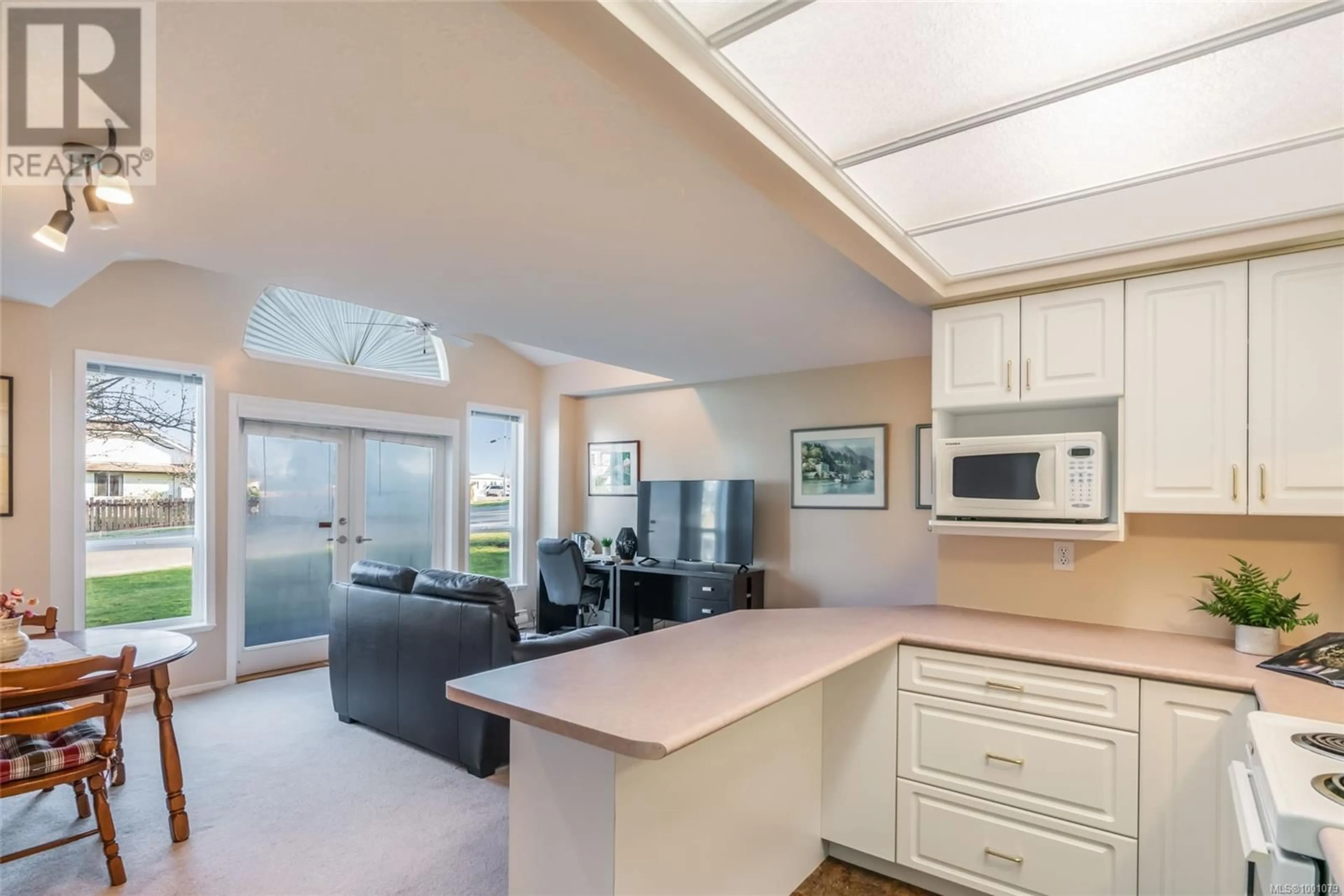 Open concept kitchen, ceramic/tile floor for 506 - 265 MILLS STREET, Parksville British Columbia V9P2N5
