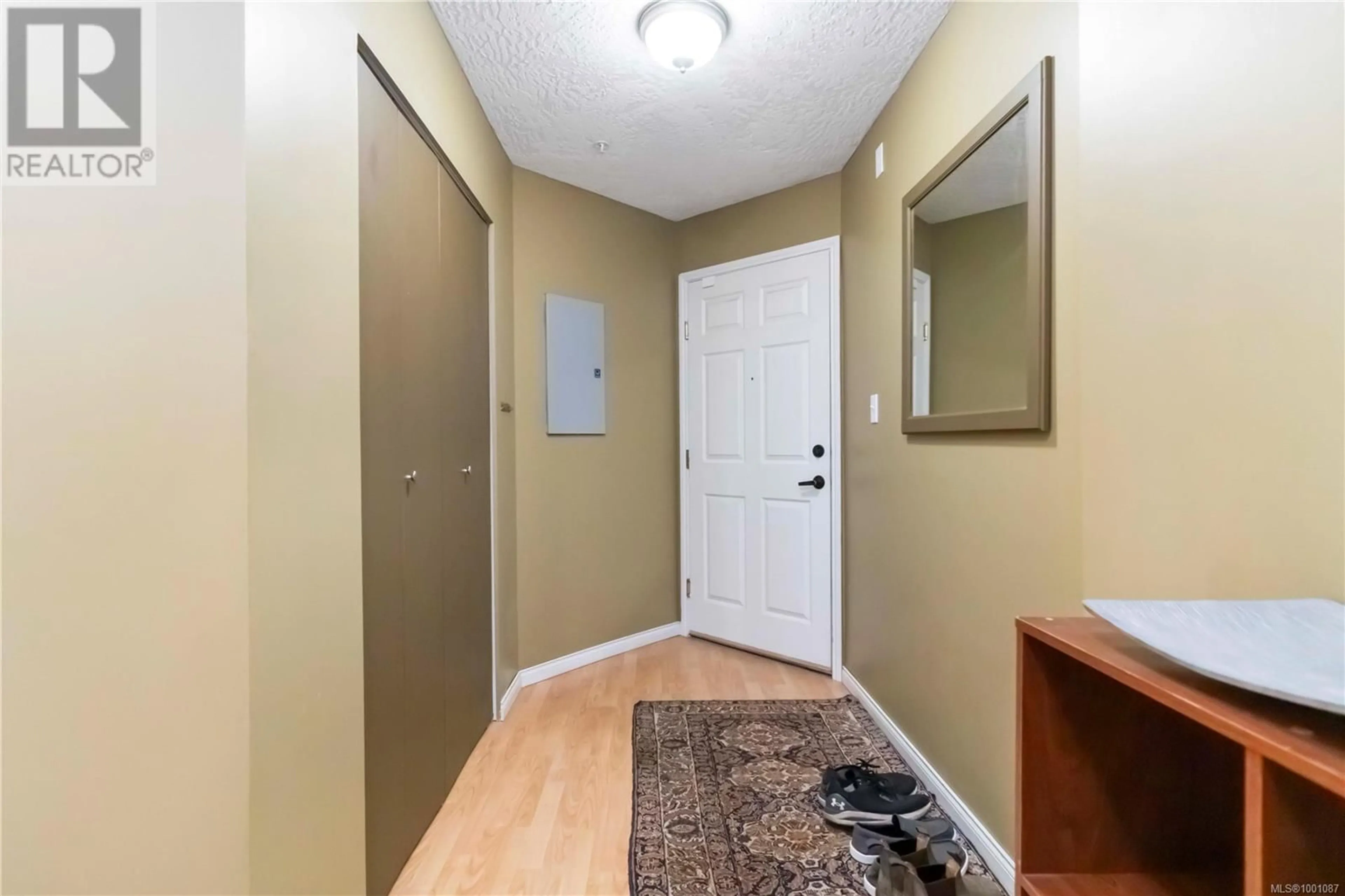 Indoor entryway for 306 - 2511 QUADRA STREET, Victoria British Columbia V8T4E1