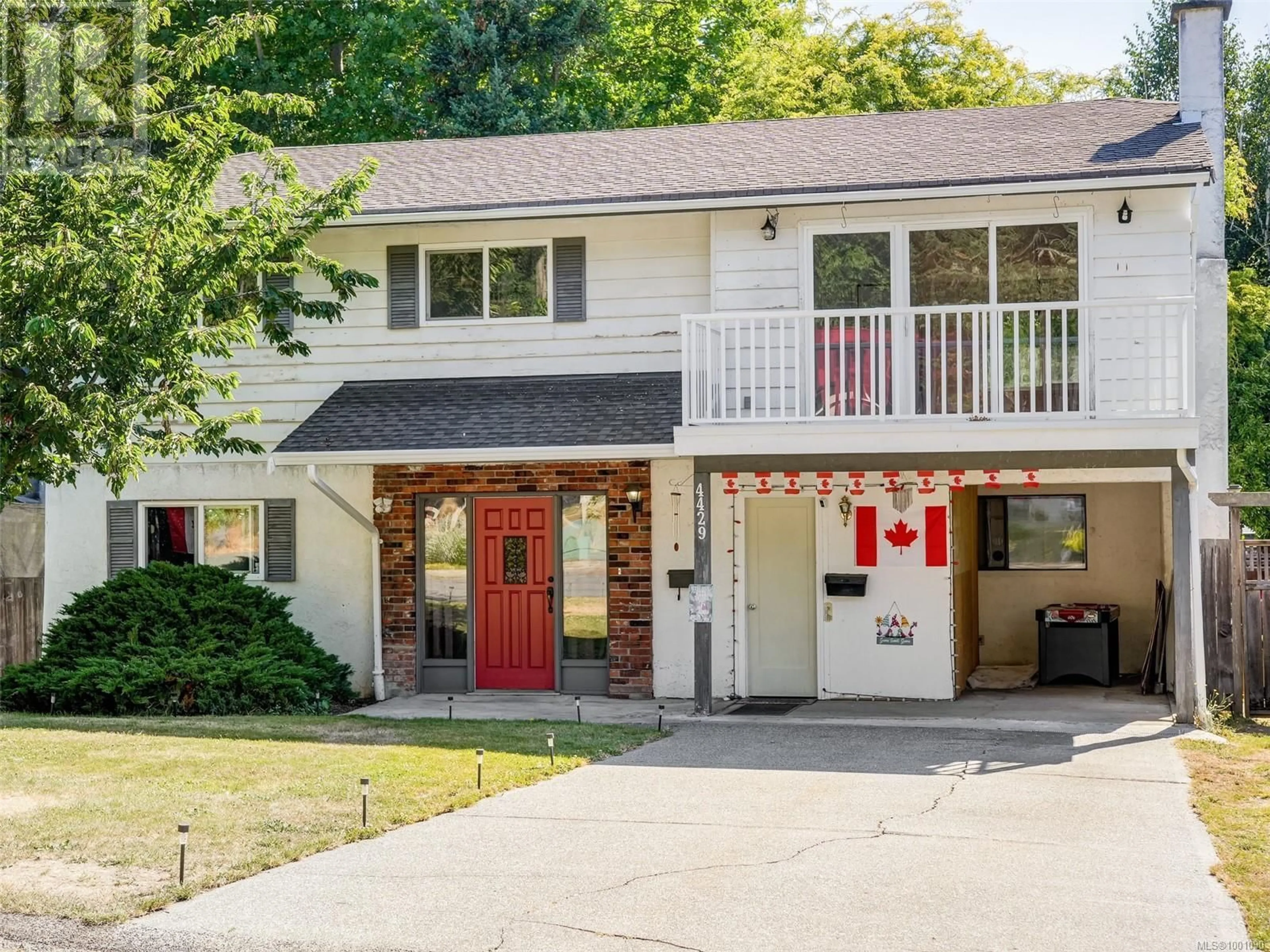Home with vinyl exterior material, street for 4429 FIELDMONT COURT, Saanich British Columbia V8N4Z1
