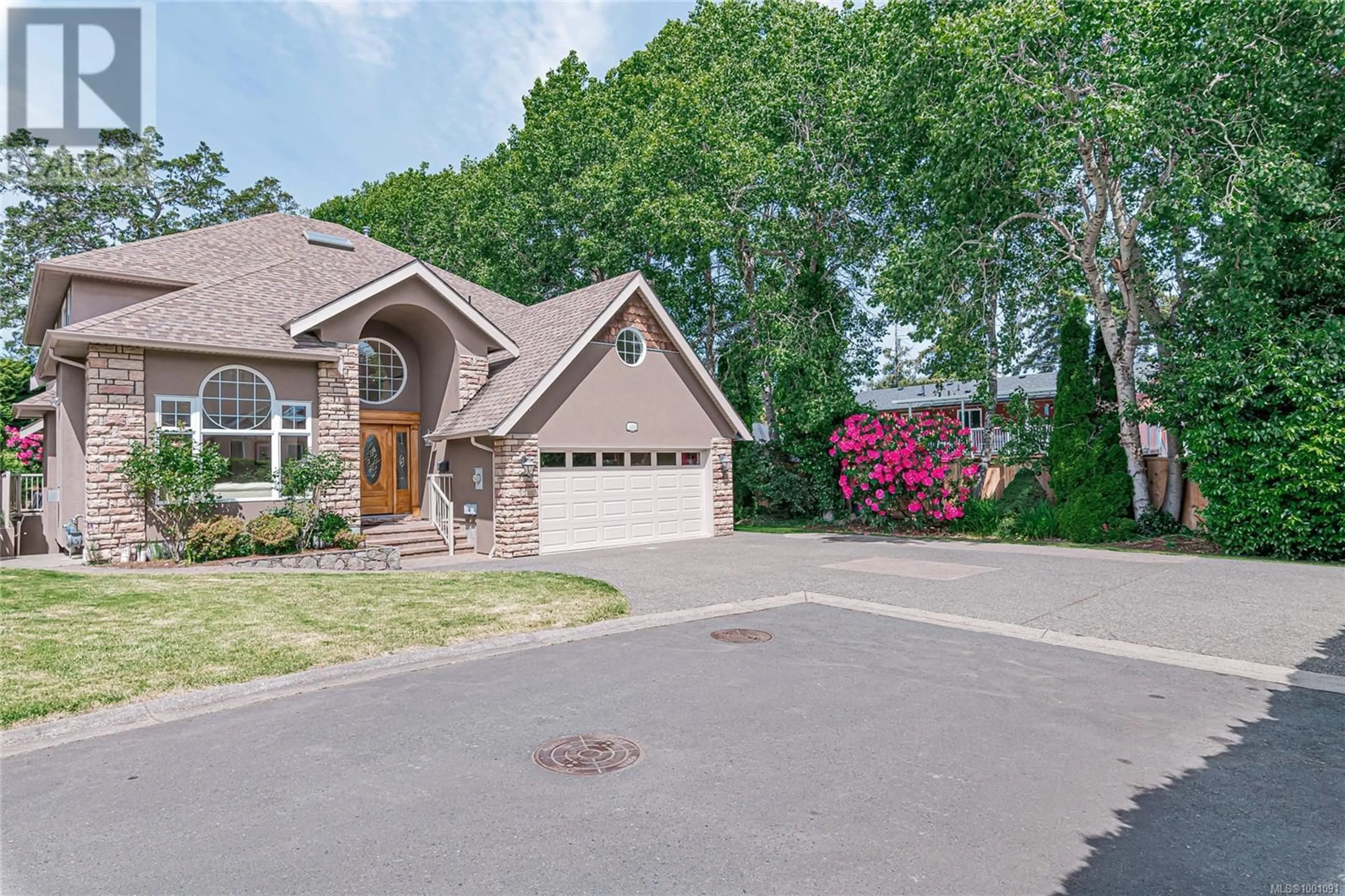 Home with brick exterior material, street for 4252 OAKVIEW CLOSE, Saanich British Columbia V8N6M8