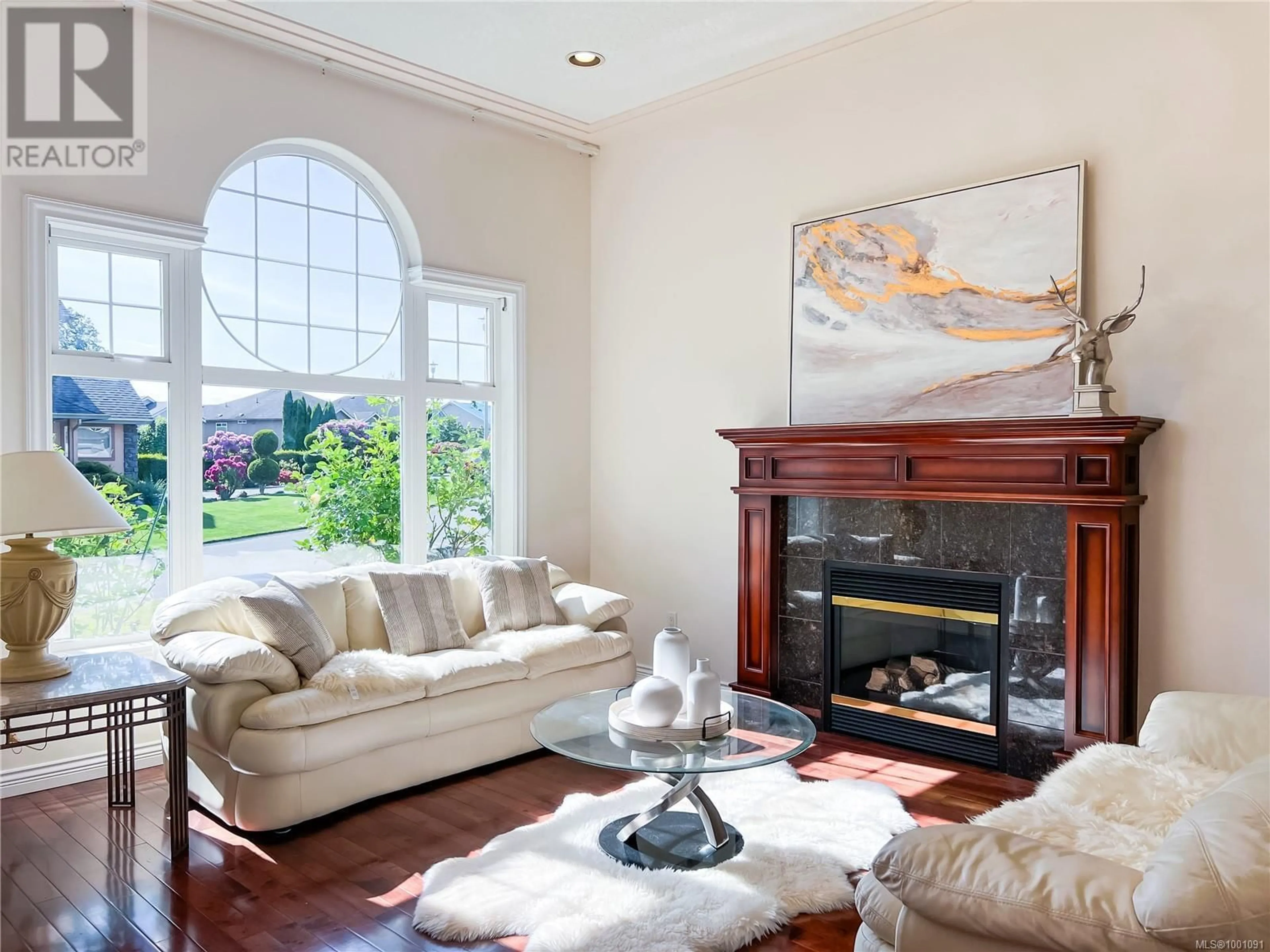 Living room with furniture, unknown for 4252 OAKVIEW CLOSE, Saanich British Columbia V8N6M8