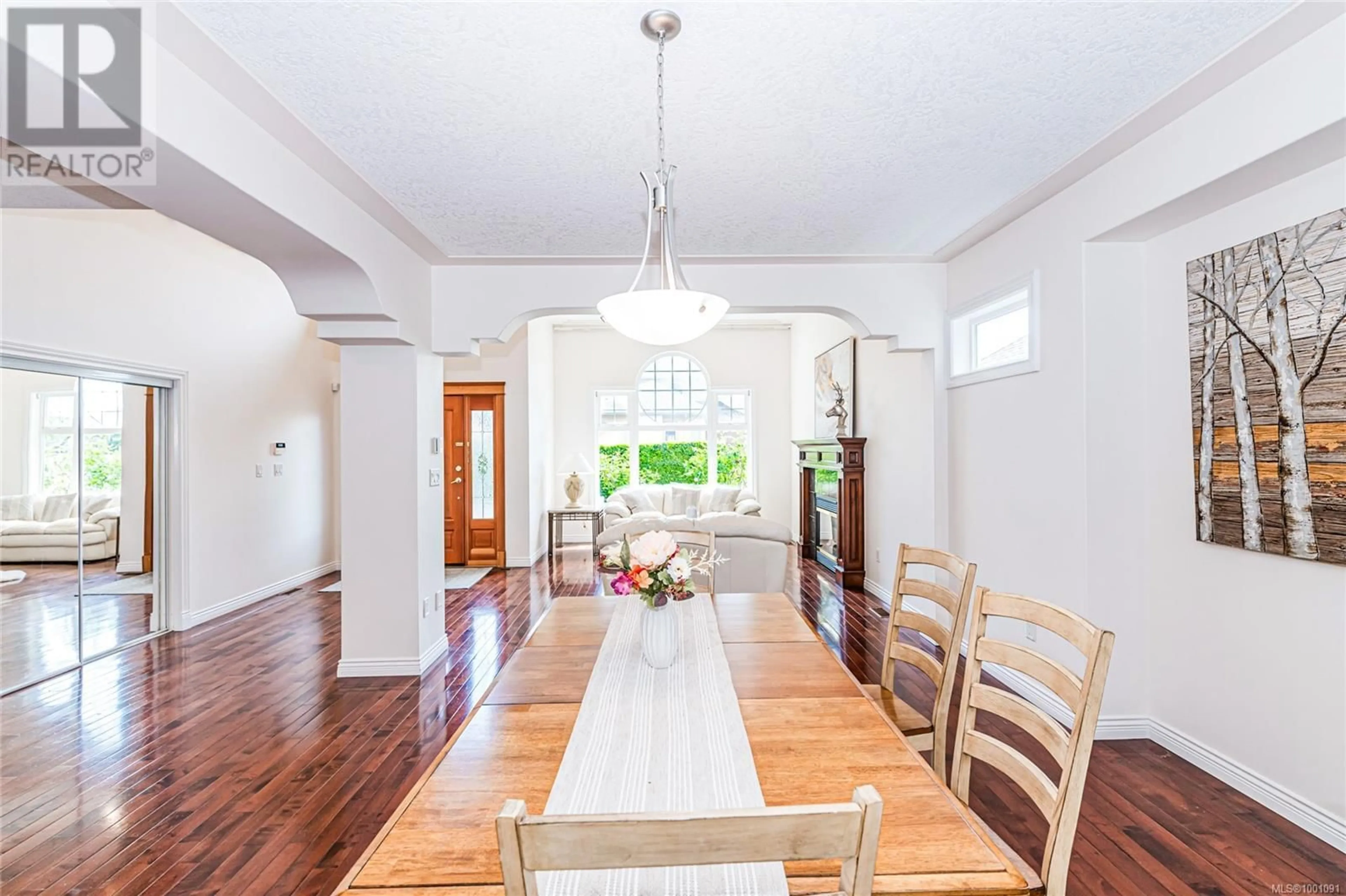 Dining room, wood/laminate floor for 4252 OAKVIEW CLOSE, Saanich British Columbia V8N6M8