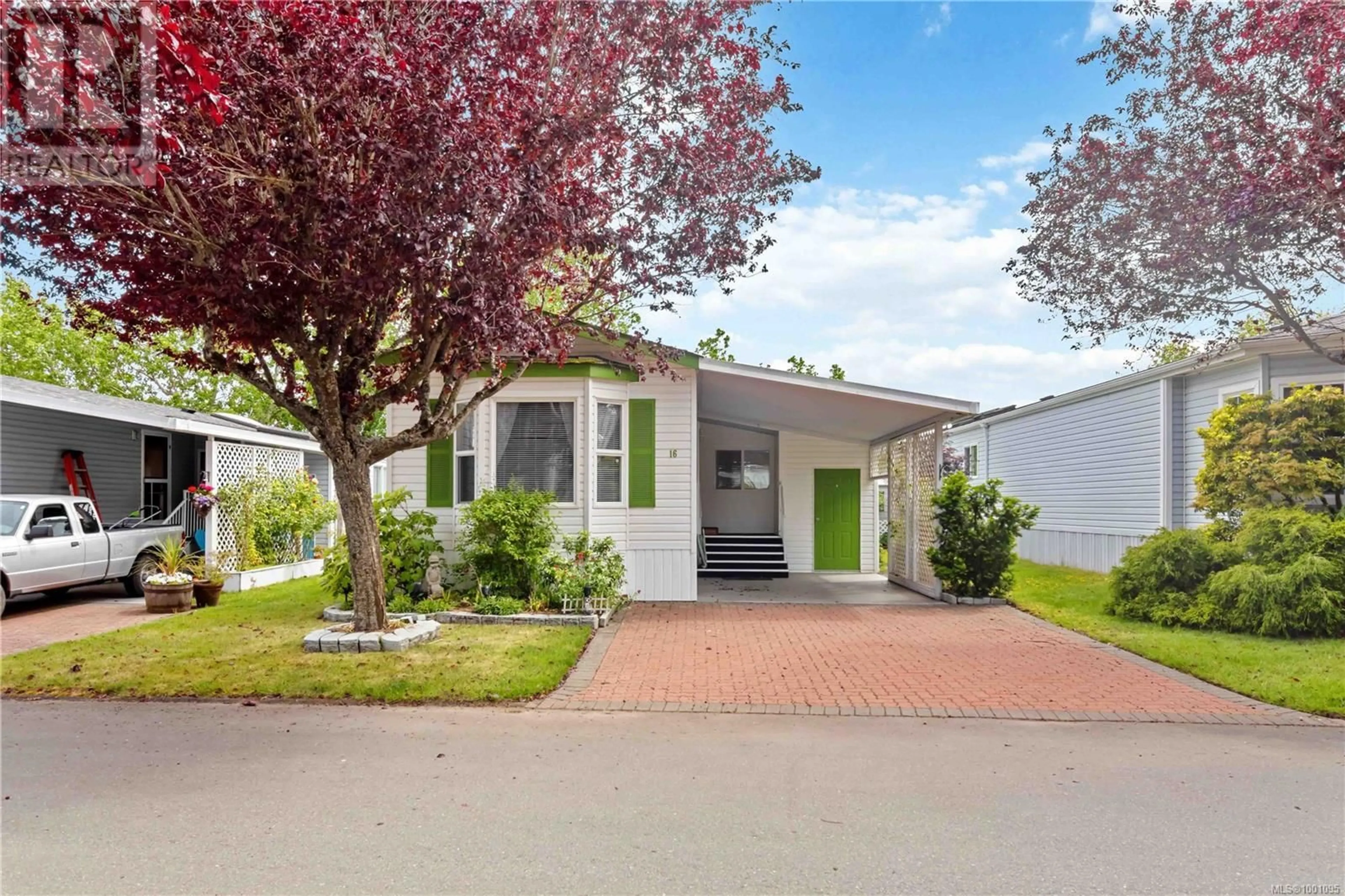 Home with vinyl exterior material, street for 16 - 7401 CENTRAL SAANICH ROAD, Central Saanich British Columbia V8M2B5