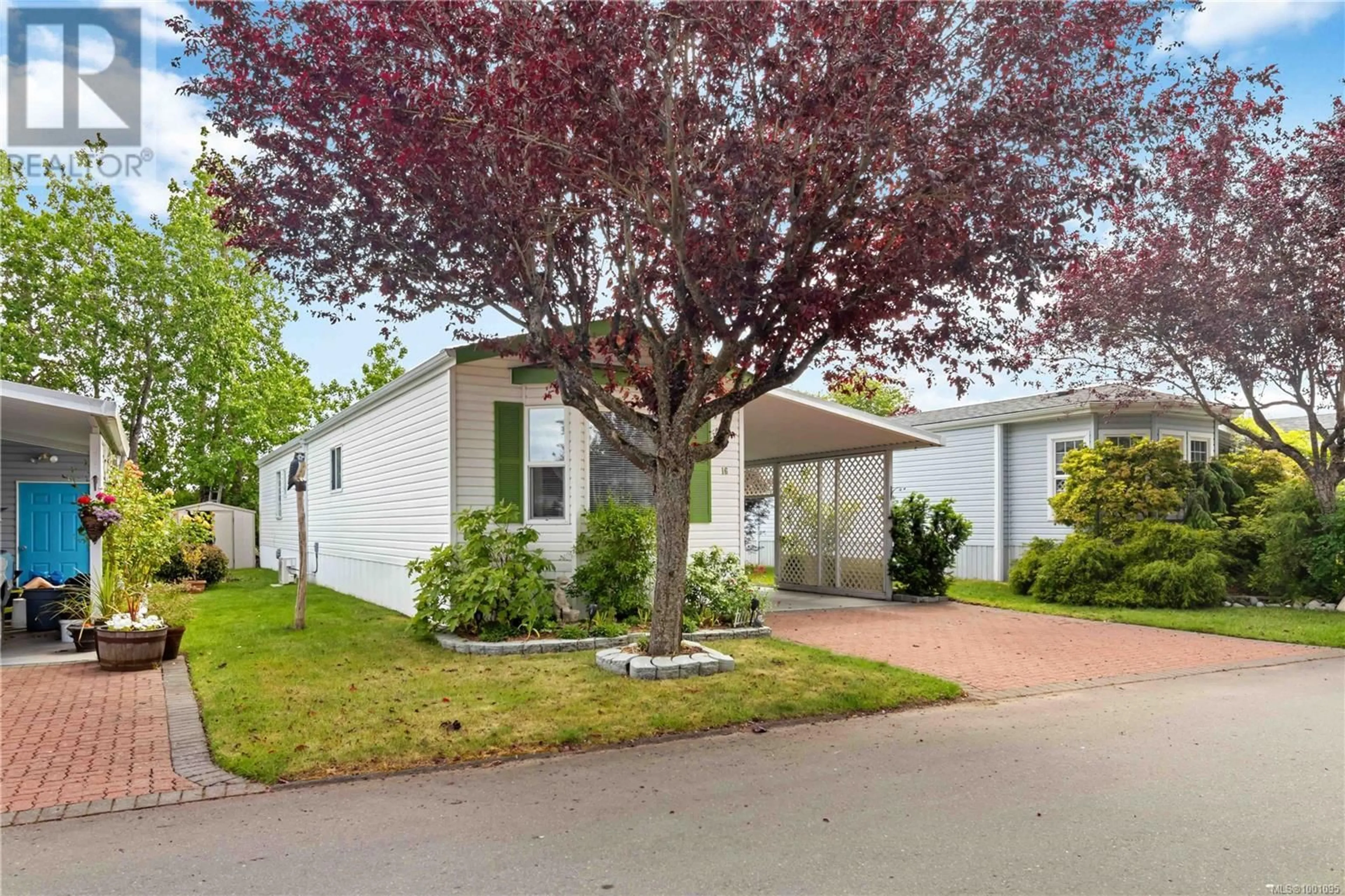 Home with vinyl exterior material, street for 16 - 7401 CENTRAL SAANICH ROAD, Central Saanich British Columbia V8M2B5