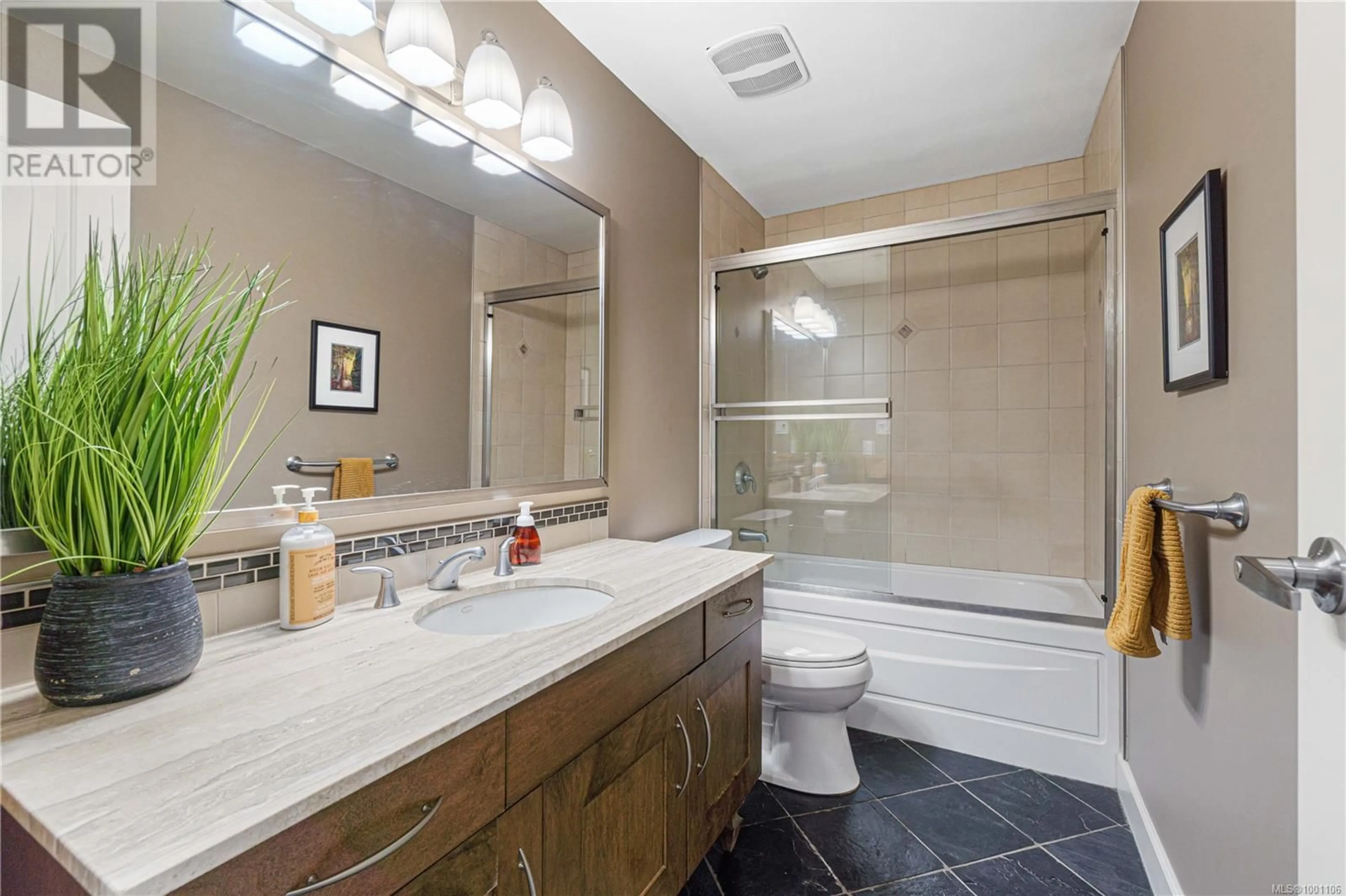 Standard bathroom, ceramic/tile floor for 401 - 225 ROSEHILL STREET, Nanaimo British Columbia V9S1E1