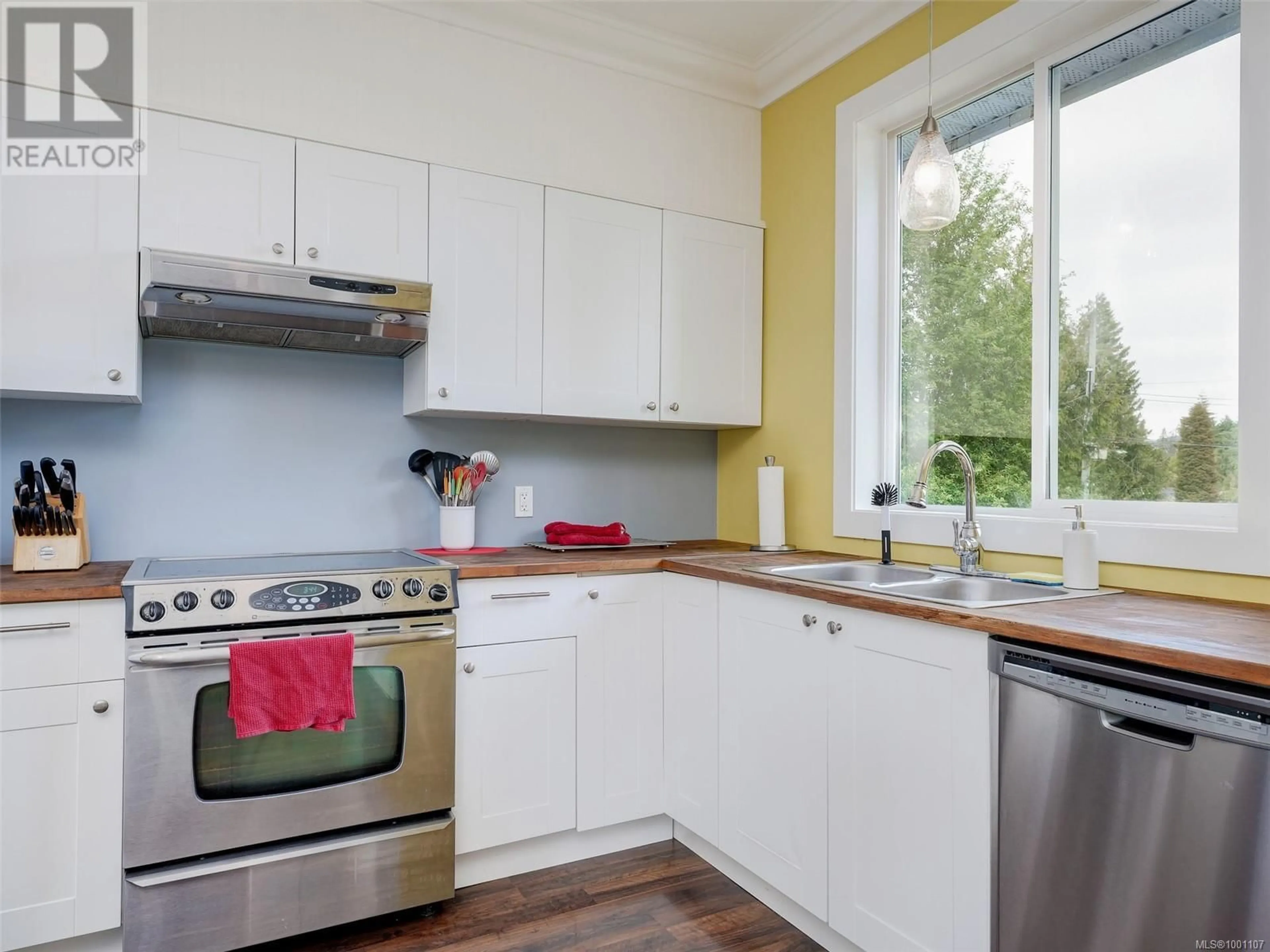 Standard kitchen, wood/laminate floor for 2228 FRENCH ROAD SOUTH, Sooke British Columbia V9Z0M7