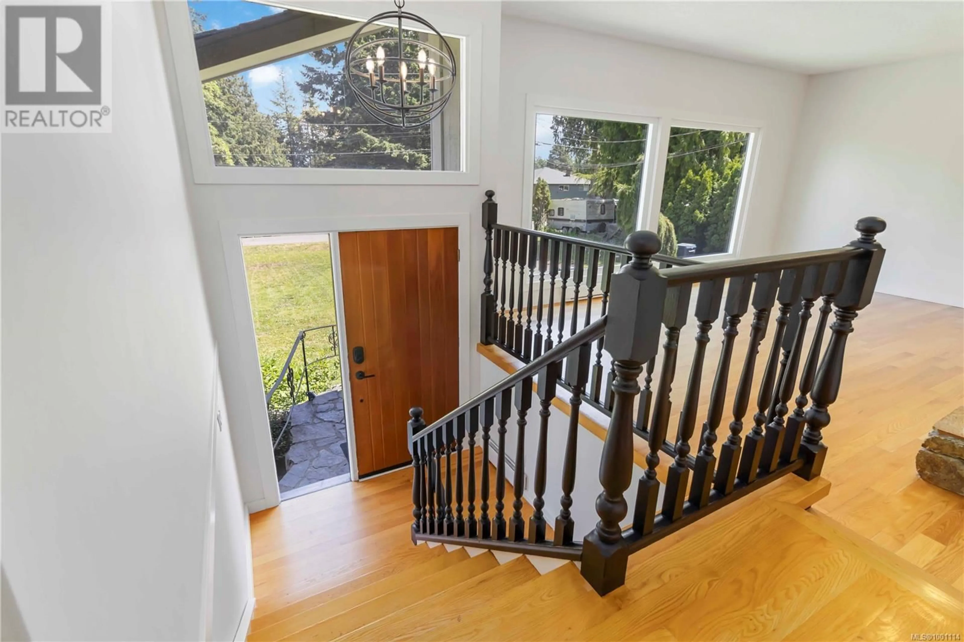 Indoor foyer for 6310 SPRINGLEA ROAD, Central Saanich British Columbia V8Z5Z4