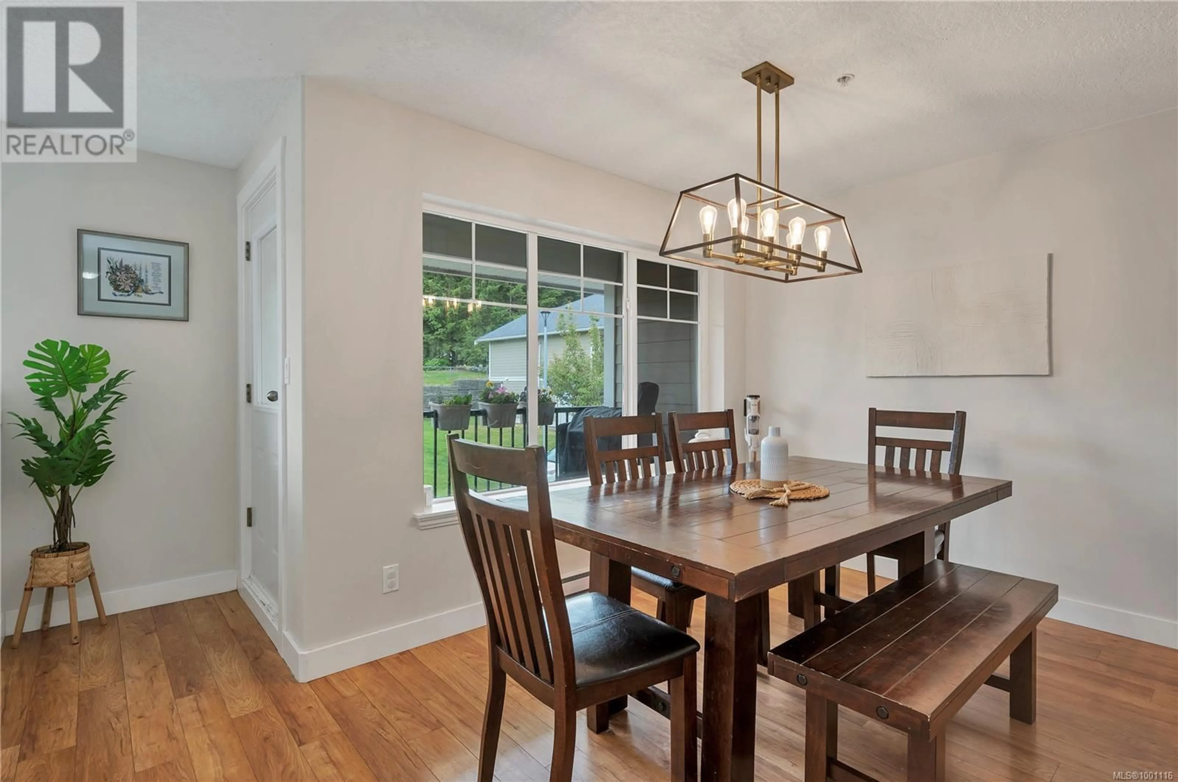 Dining room, wood/laminate floor for 140 - 701 HILCHEY ROAD, Campbell River British Columbia V9W0A2