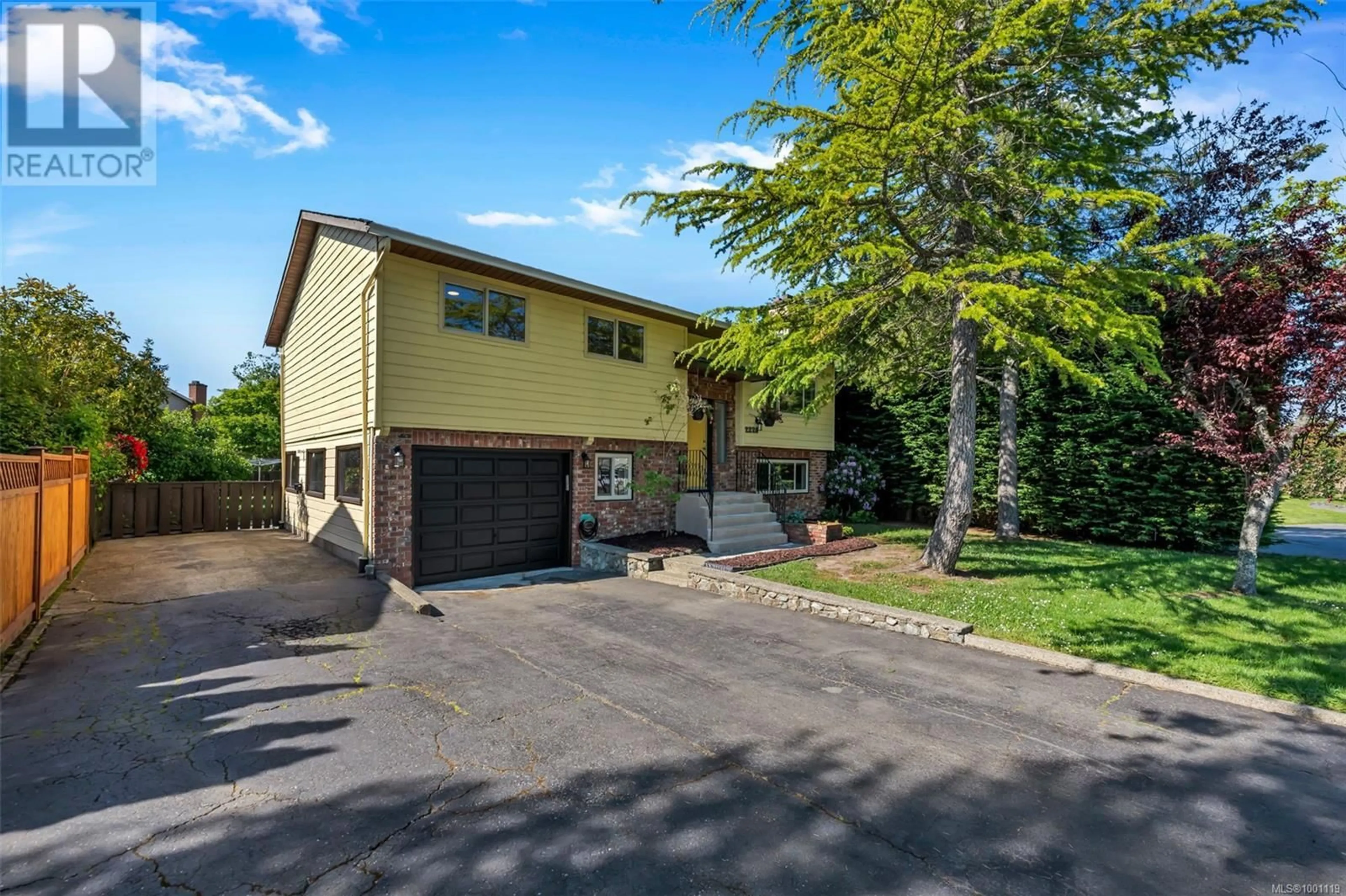 A pic from outside/outdoor area/front of a property/back of a property/a pic from drone, street for 2225 MAGNOLIA PLACE, Sidney British Columbia V8L4C9