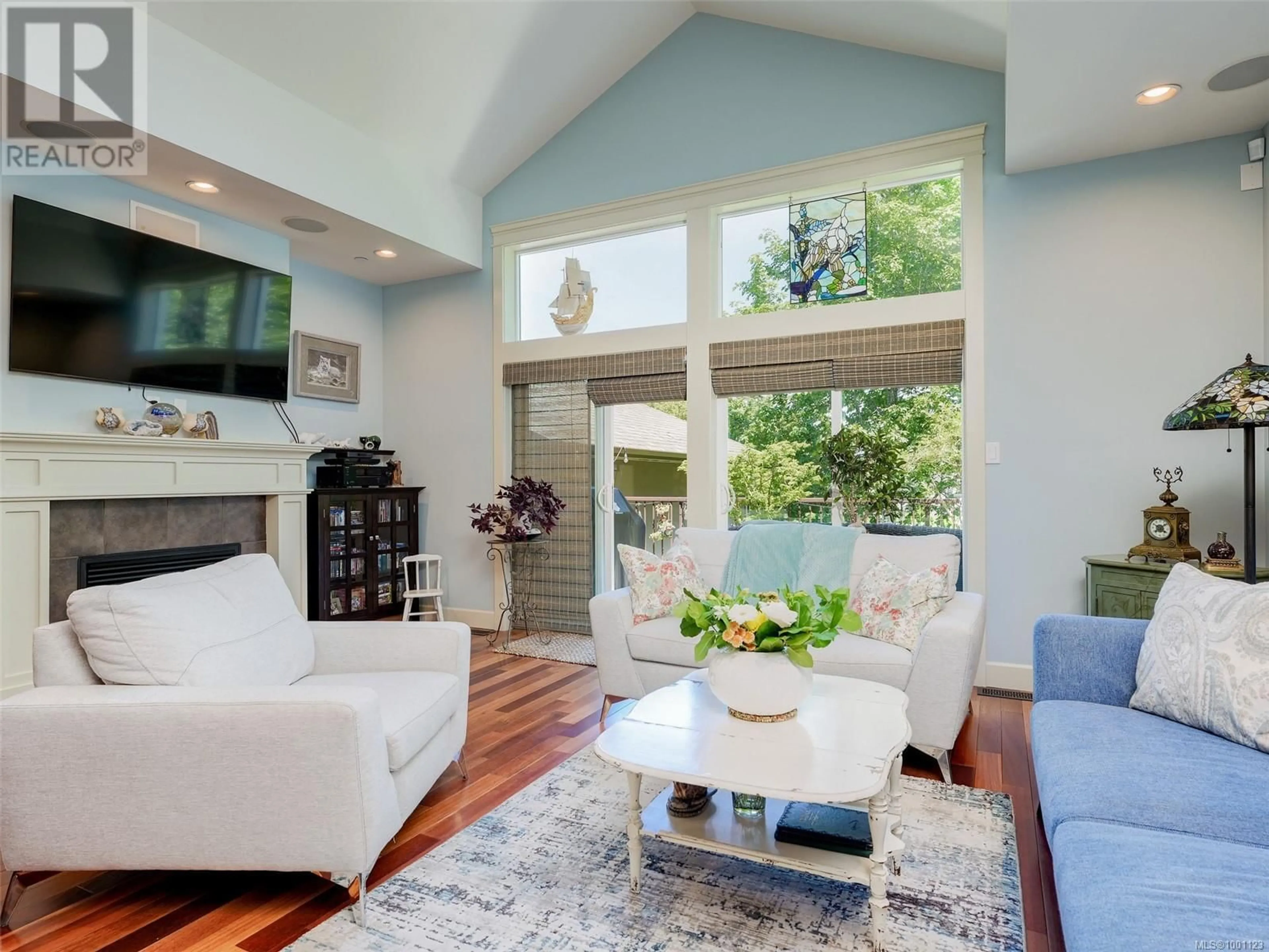 Living room with furniture, wood/laminate floor for 18 - 551 BEZANTON WAY, Colwood British Columbia V9C0C5