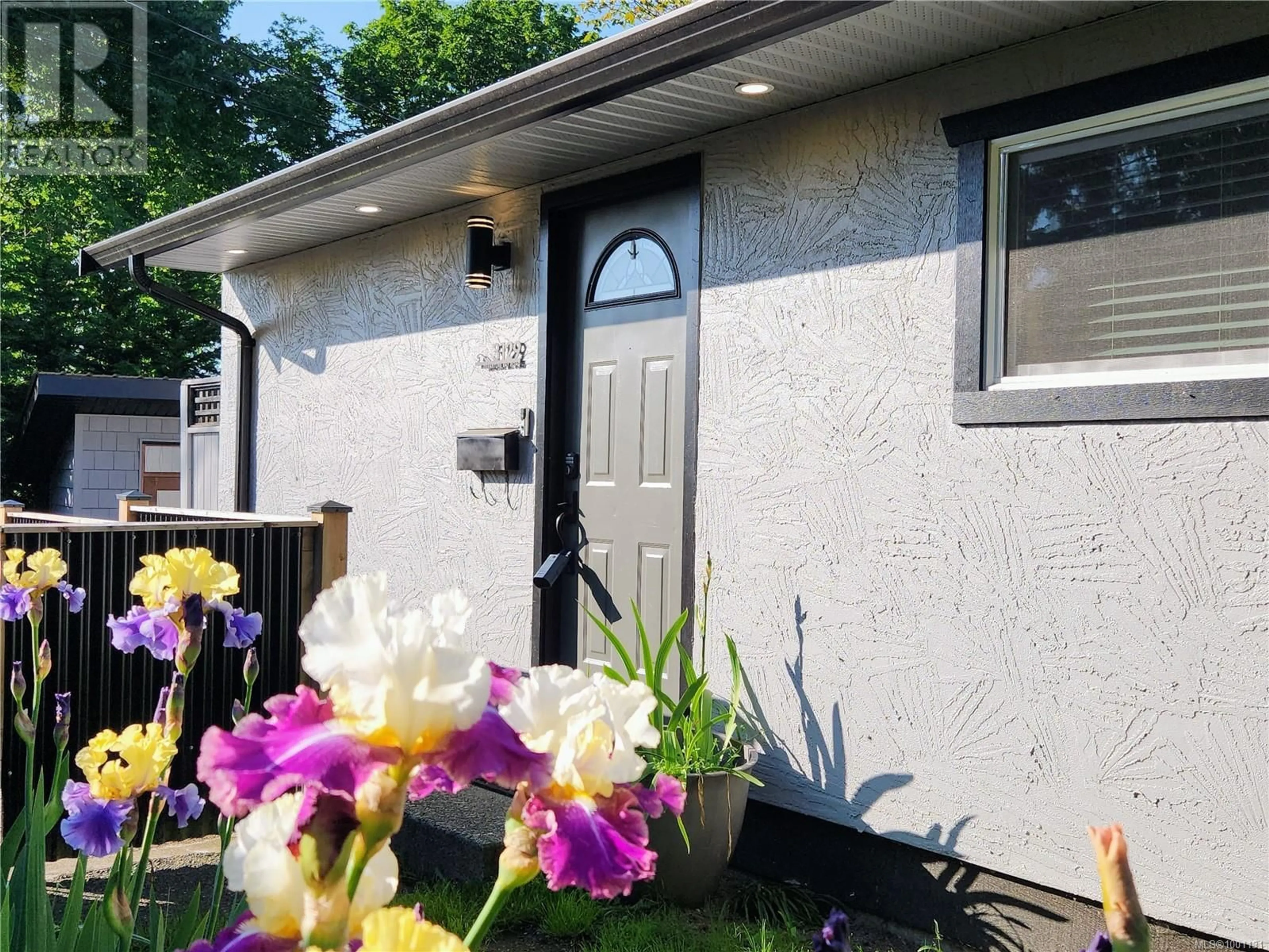 Home with vinyl exterior material, street for 3129 DEPARTURE BAY ROAD, Nanaimo British Columbia V9T1B6