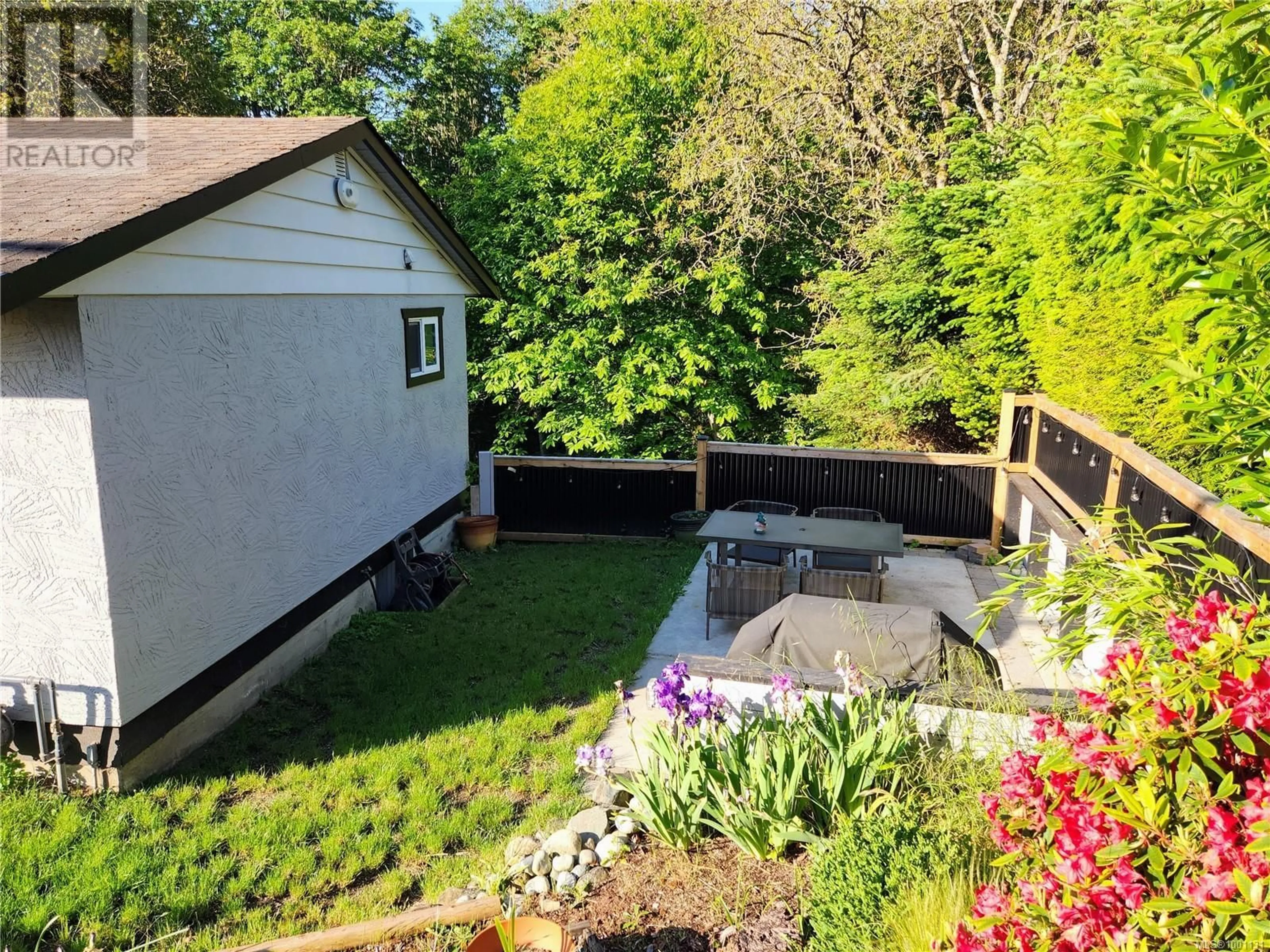 A pic from outside/outdoor area/front of a property/back of a property/a pic from drone, unknown for 3129 DEPARTURE BAY ROAD, Nanaimo British Columbia V9T1B6