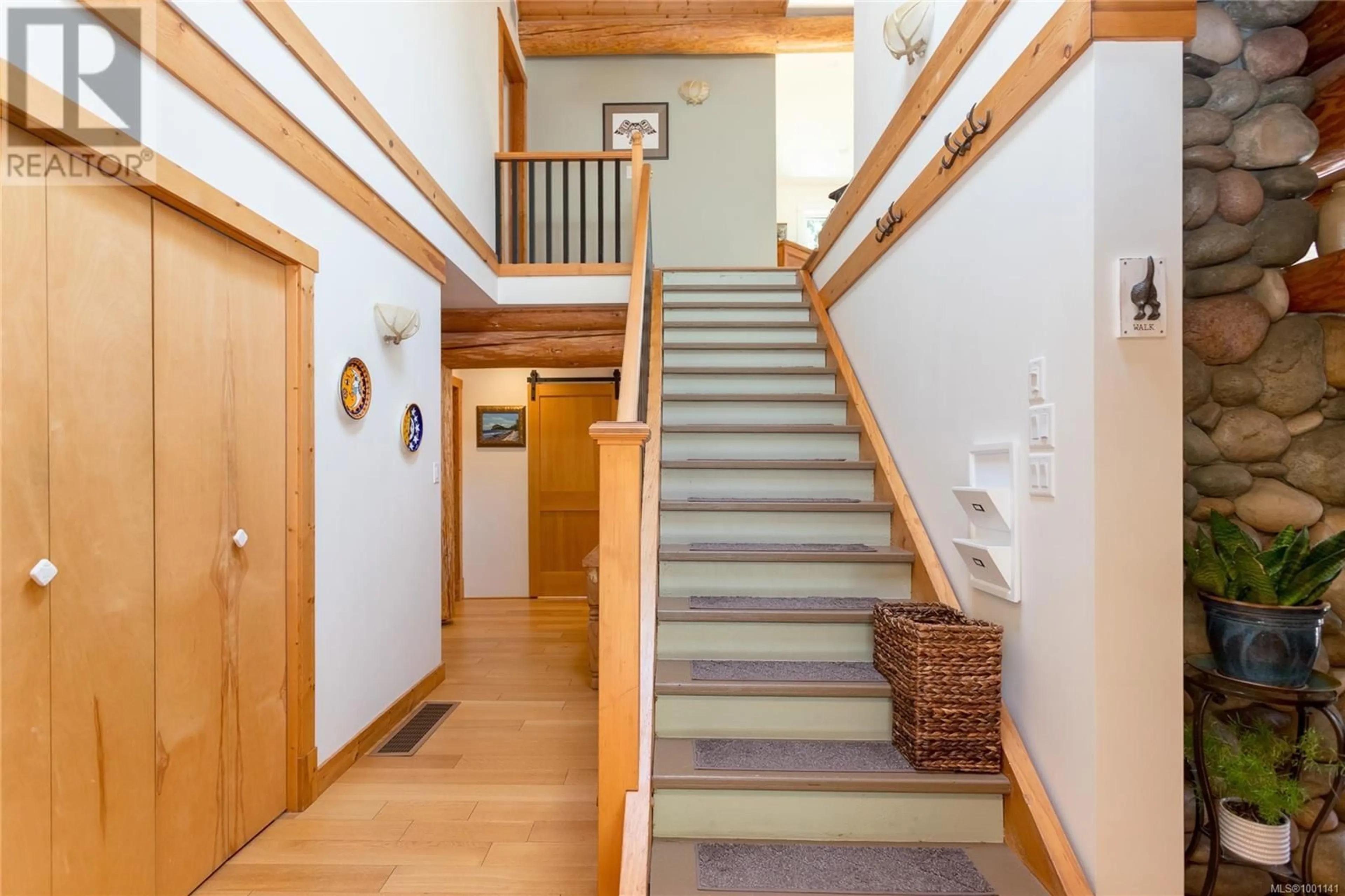 Indoor foyer for 8701 GRIGGS TERRACE, North Saanich British Columbia V8L3Z2