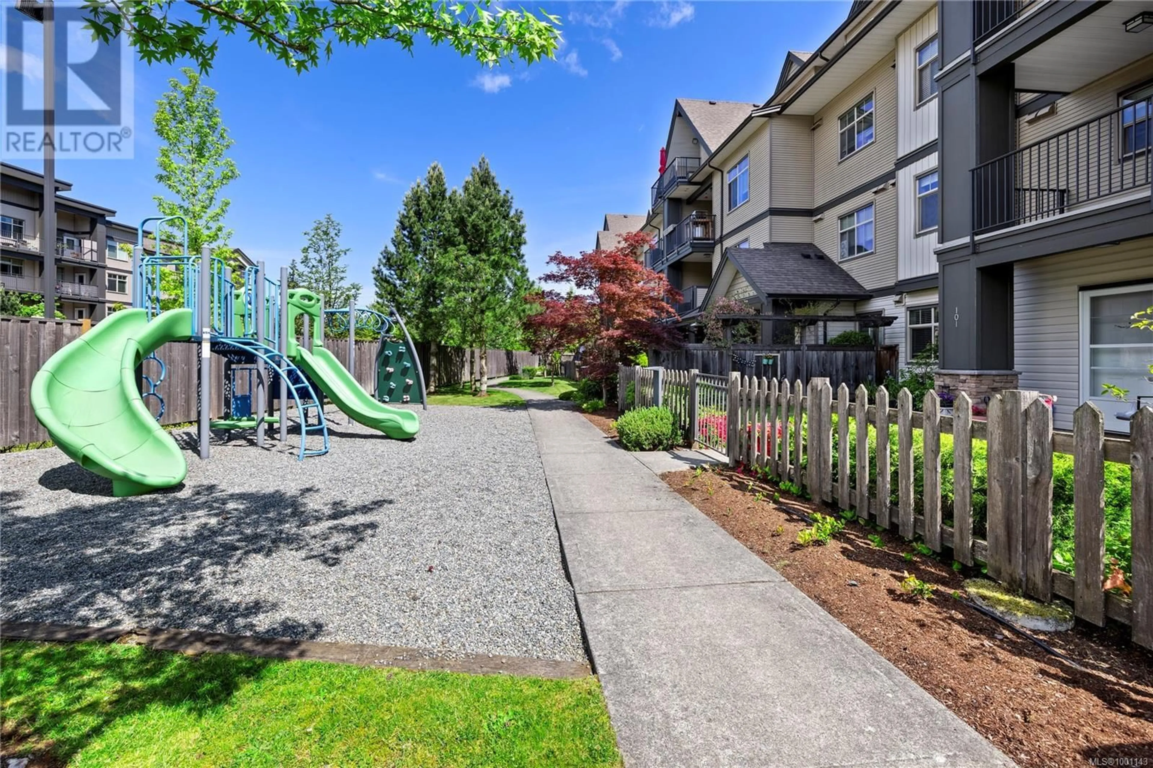 Patio, street for 104 - 2117 MEREDITH ROAD, Nanaimo British Columbia V9S2N2