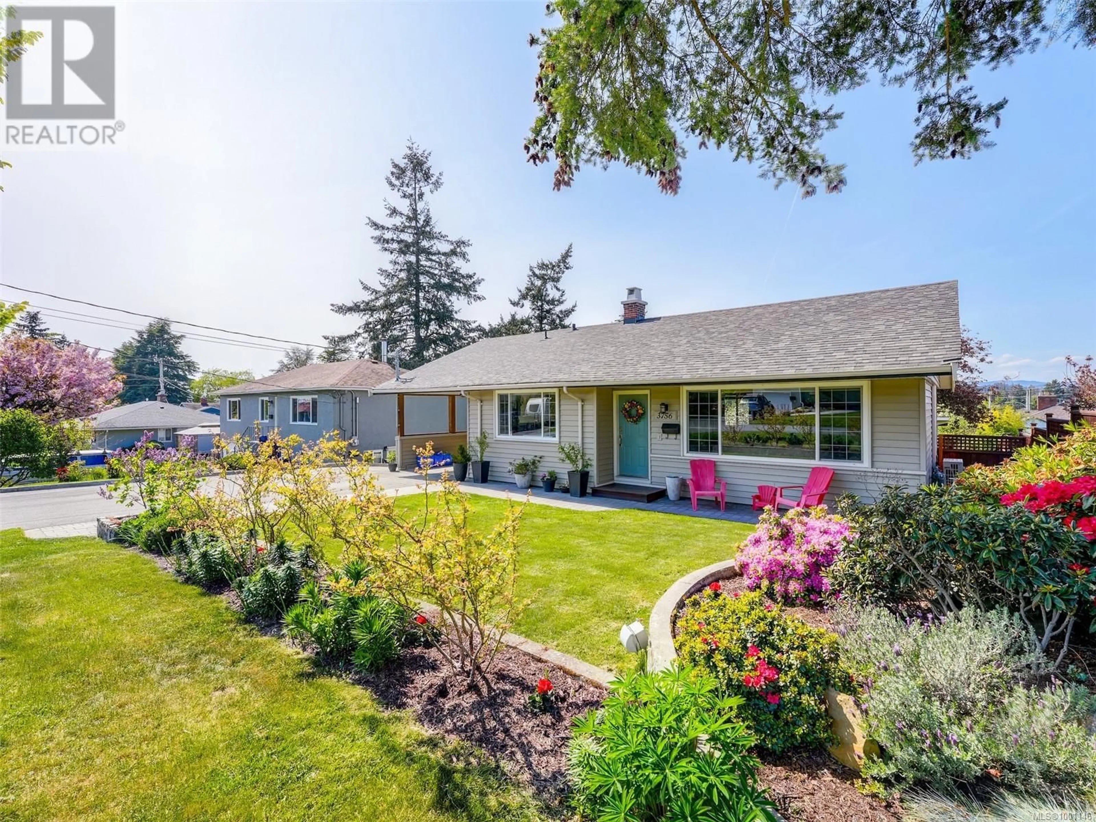 A pic from outside/outdoor area/front of a property/back of a property/a pic from drone, water/lake/river/ocean view for 3756 SEATON STREET, Saanich British Columbia V8Z3W4