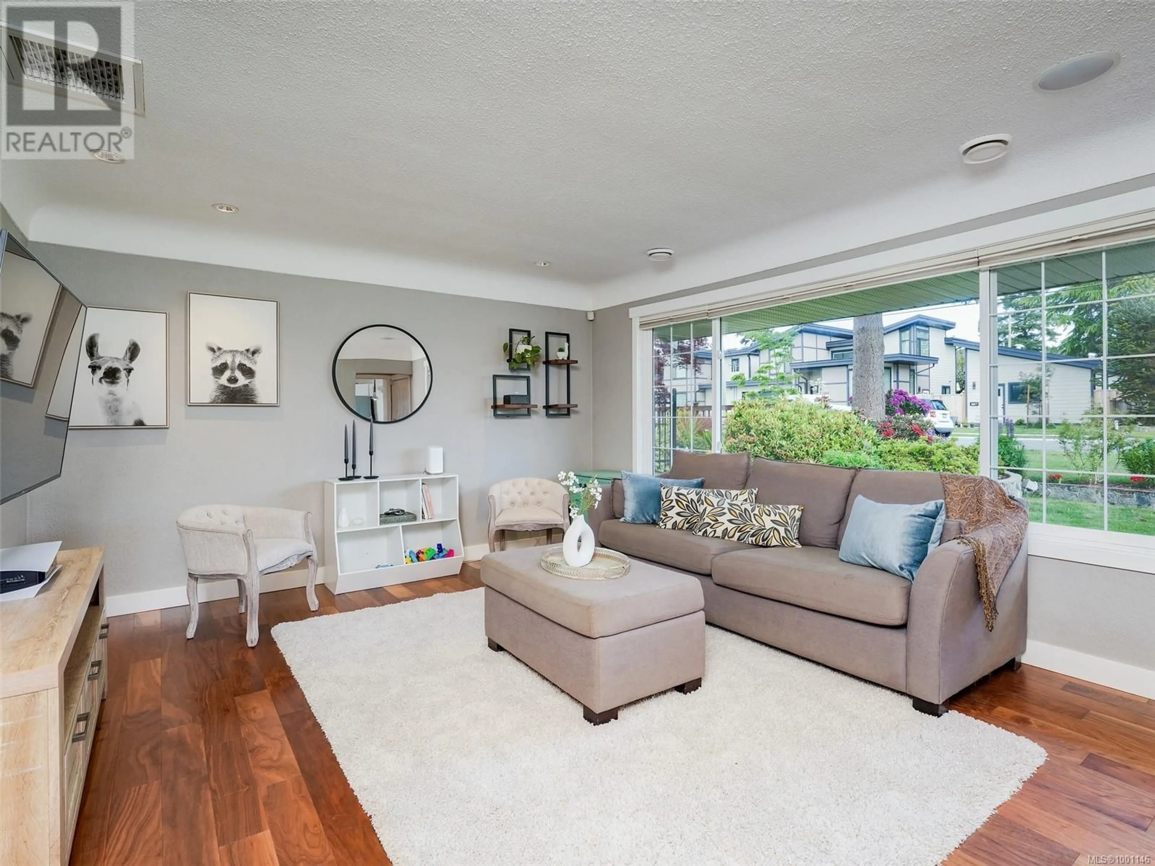 Living room with furniture, unknown for 3756 SEATON STREET, Saanich British Columbia V8Z3W4