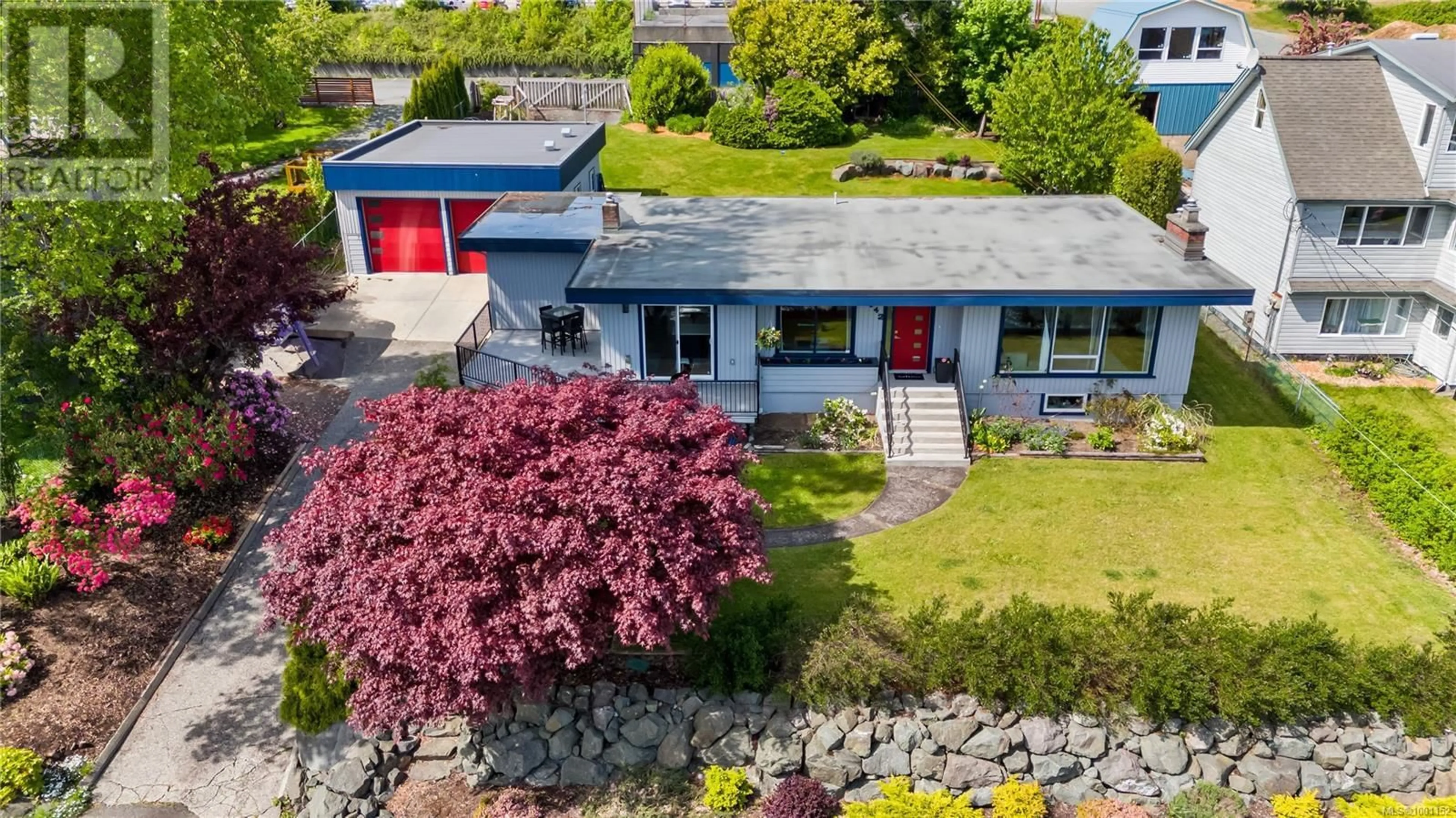 A pic from outside/outdoor area/front of a property/back of a property/a pic from drone, unknown for 742 BIRCH STREET, Campbell River British Columbia V9W2T4