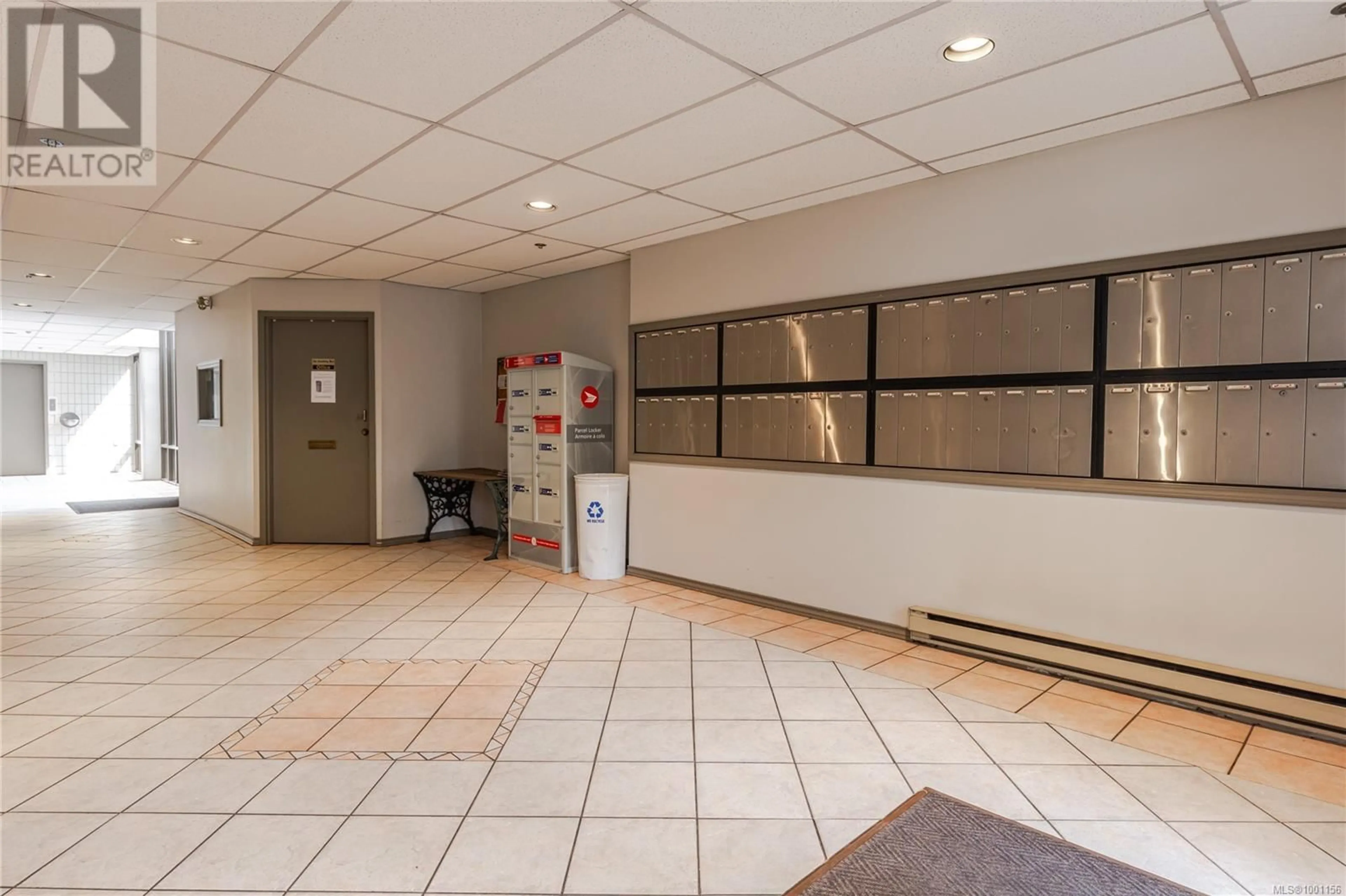Indoor foyer for 414 - 550 BRADLEY STREET, Nanaimo British Columbia V9S1C1