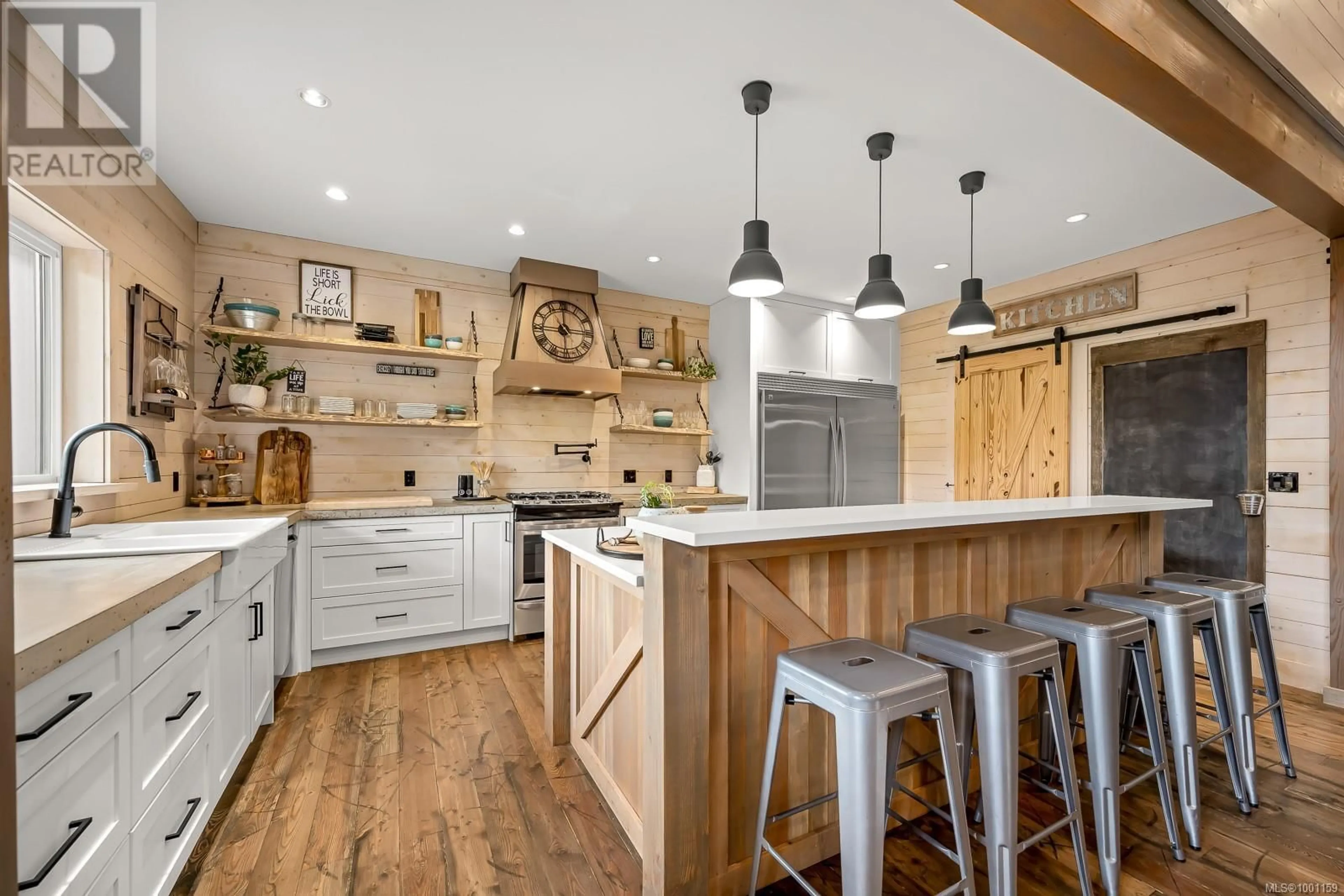 Rustic kitchen, wood/laminate floor for 8899 HENDERSON AVENUE, Black Creek British Columbia V9J1A5