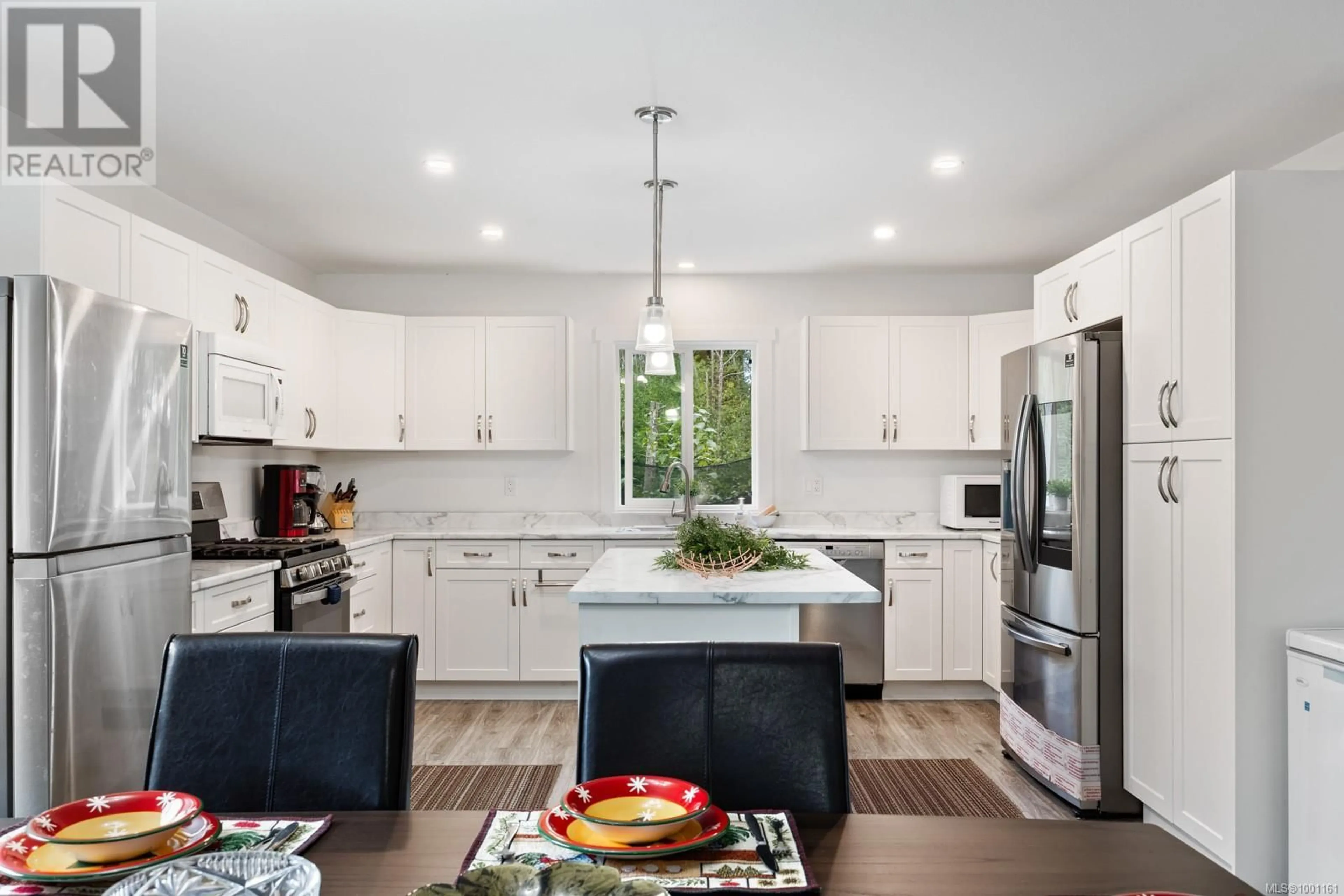 Open concept kitchen, ceramic/tile floor for 2441 BROOKFIELD DRIVE, Courtenay British Columbia V9N0E6