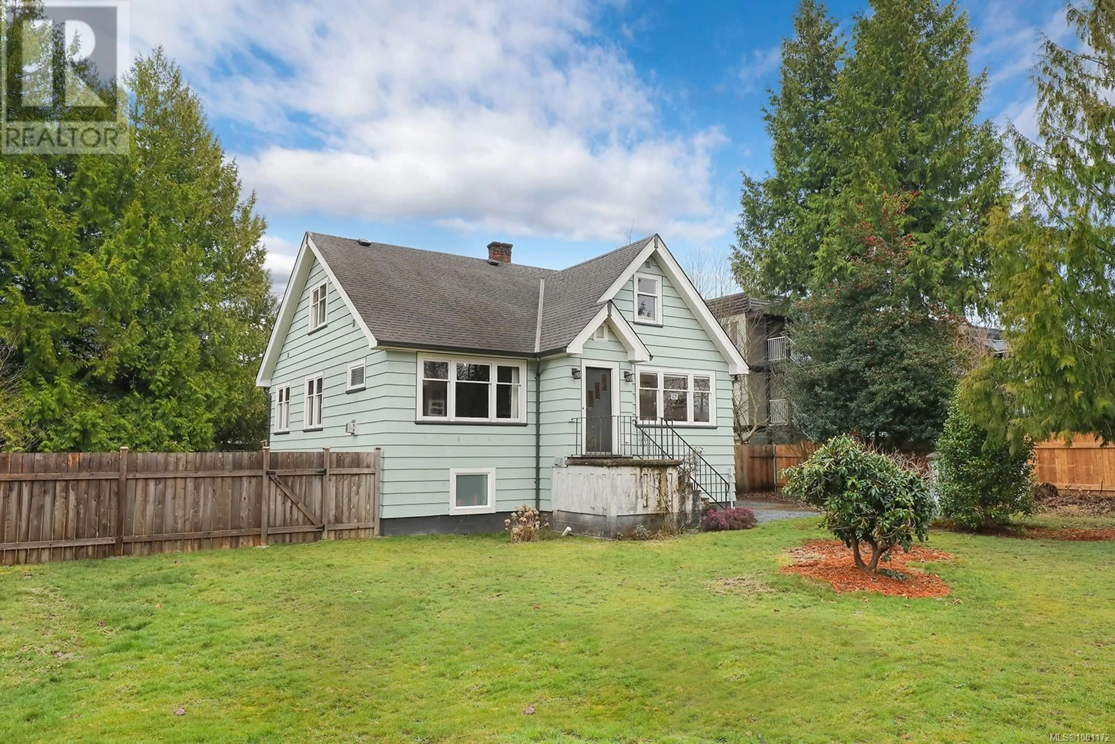 Home with vinyl exterior material, street for 1249 9TH STREET, Courtenay British Columbia V9N1P3